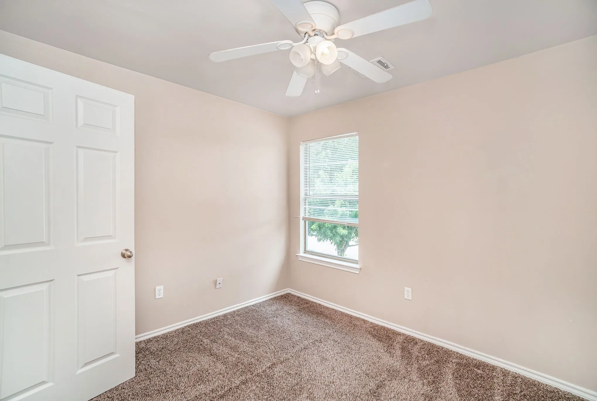 Single Family Residence For Rent in Tarrant County , 542 Mast Court, Crowley, Texas 76036, 3 Bedroom, 2 Bathroom, 2 Garage spaces, 1,205 Sqft, built in 2007, mls#21375286, Real Estate Agent in Crowley, Homes For Rent in Tarrant county, Homes For Rent in Crowley, Realtor in Crowley Texas, Real Estate Brokerage Independent Realty Texas, Luminita Cordes Realtor