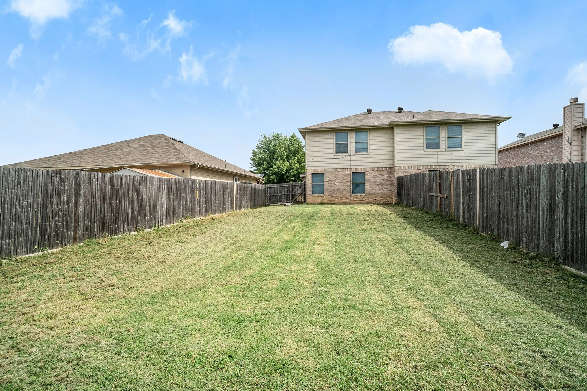 Single Family Residence For Rent in Tarrant County , 542 Mast Court, Crowley, Texas 76036, 3 Bedroom, 2 Bathroom, 2 Garage spaces, 1,205 Sqft, built in 2007, mls#21375286, Real Estate Agent in Crowley, Homes For Rent in Tarrant county, Homes For Rent in Crowley, Realtor in Crowley Texas, Real Estate Brokerage Independent Realty Texas, Luminita Cordes Realtor