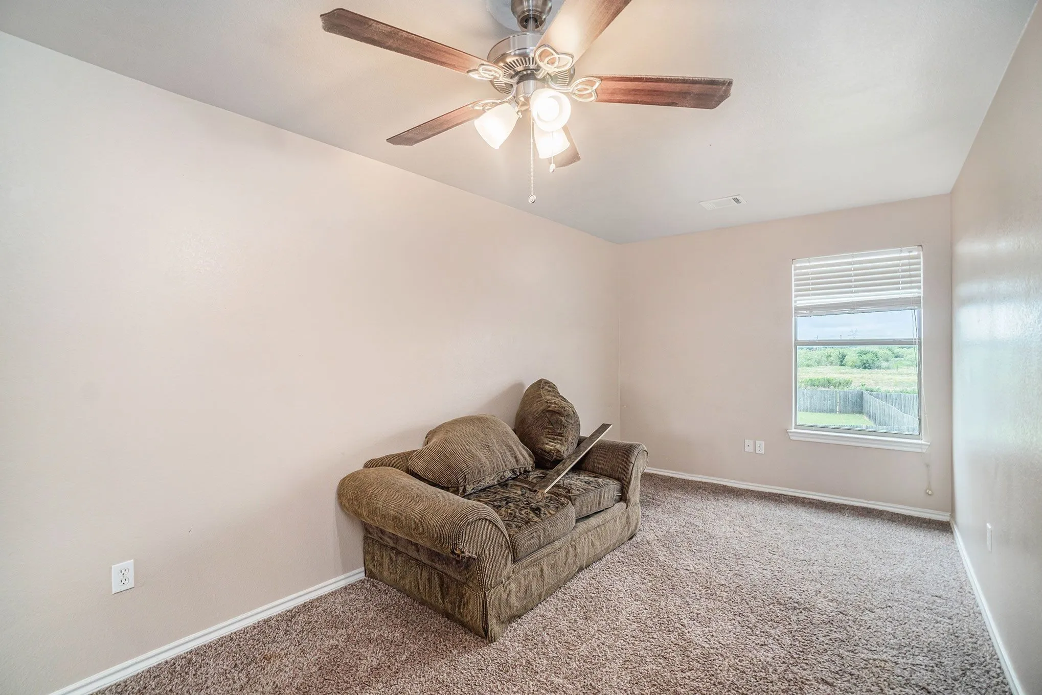Single Family Residence For Rent in Tarrant County , 542 Mast Court, Crowley, Texas 76036, 3 Bedroom, 2 Bathroom, 2 Garage spaces, 1,205 Sqft, built in 2007, mls#21375286, Real Estate Agent in Crowley, Homes For Rent in Tarrant county, Homes For Rent in Crowley, Realtor in Crowley Texas, Real Estate Brokerage Independent Realty Texas, Luminita Cordes Realtor