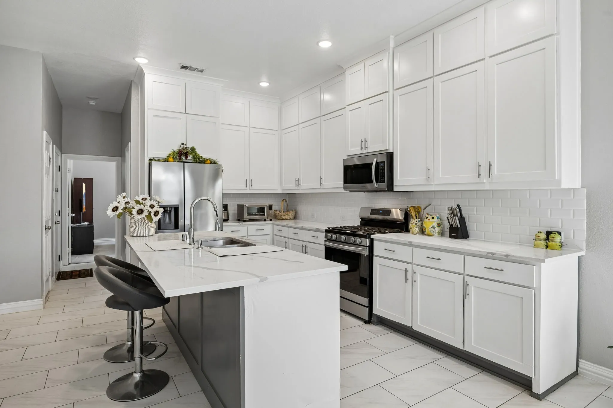 Single Family Residence For Rent in Dallas County , 431 W Pioneer Drive, Irving, Texas 75061, 4 Bedroom, 3 Bathroom, 2 Garage spaces, 2,632 Sqft, built in 2020, mls#21375206, Real Estate Agent in Irving, Homes For Rent in Dallas county, Homes For Rent in Irving, Realtor in Irving Texas, Real Estate Brokerage Independent Realty Texas, Luminita Cordes Realtor