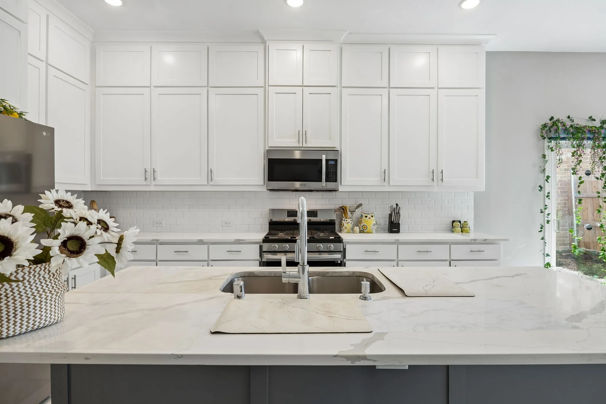 Single Family Residence For Rent in Dallas County , 431 W Pioneer Drive, Irving, Texas 75061, 4 Bedroom, 3 Bathroom, 2 Garage spaces, 2,632 Sqft, built in 2020, mls#21375206, Real Estate Agent in Irving, Homes For Rent in Dallas county, Homes For Rent in Irving, Realtor in Irving Texas, Real Estate Brokerage Independent Realty Texas, Luminita Cordes Realtor