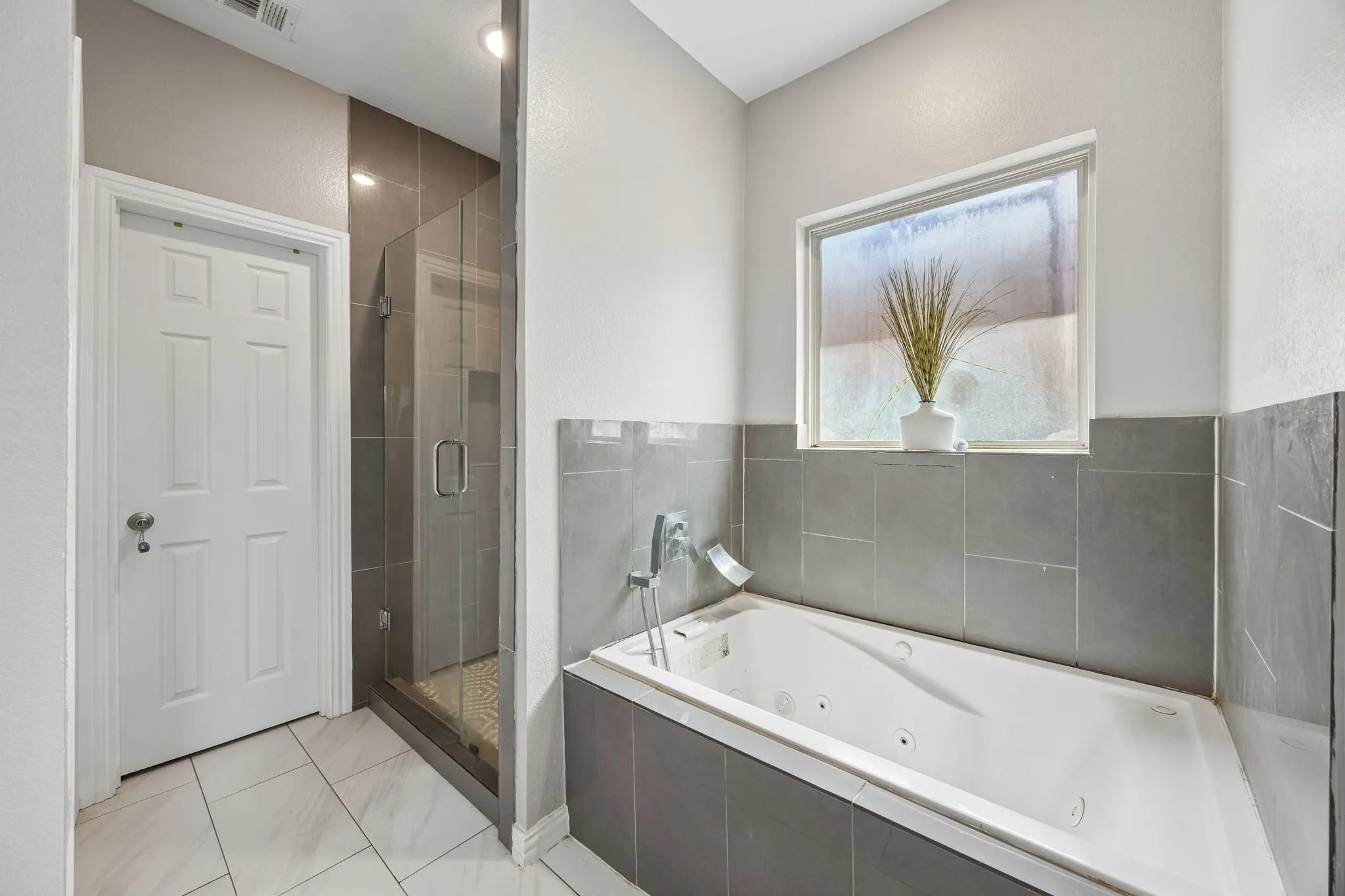 Single Family Residence For Rent in Dallas County , 431 W Pioneer Drive, Irving, Texas 75061, 4 Bedroom, 3 Bathroom, 2 Garage spaces, 2,632 Sqft, built in 2020, mls#21375206, Real Estate Agent in Irving, Homes For Rent in Dallas county, Homes For Rent in Irving, Realtor in Irving Texas, Real Estate Brokerage Independent Realty Texas, Luminita Cordes Realtor
