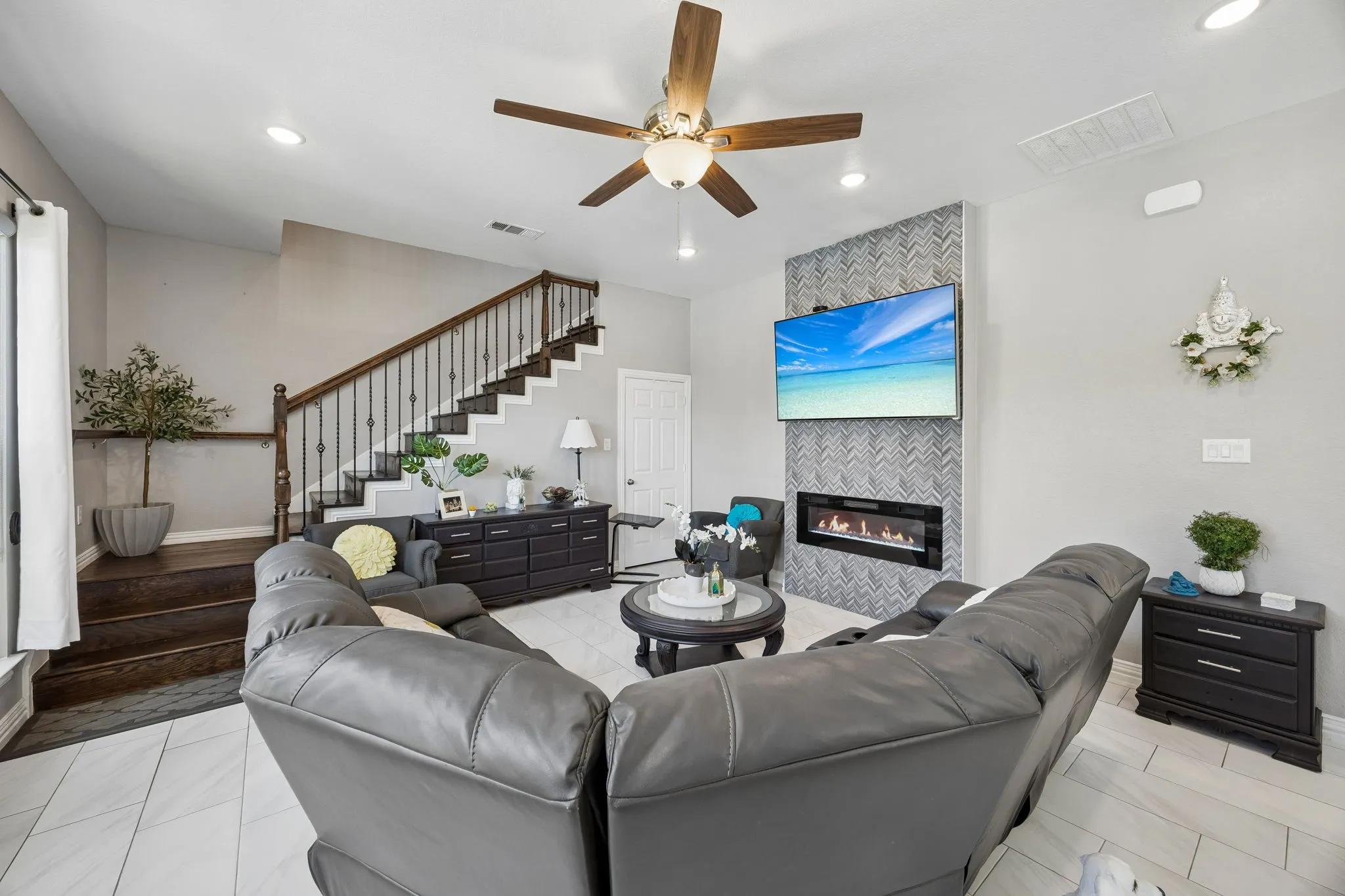 Single Family Residence For Rent in Dallas County , 431 W Pioneer Drive, Irving, Texas 75061, 4 Bedroom, 3 Bathroom, 2 Garage spaces, 2,632 Sqft, built in 2020, mls#21375206, Real Estate Agent in Irving, Homes For Rent in Dallas county, Homes For Rent in Irving, Realtor in Irving Texas, Real Estate Brokerage Independent Realty Texas, Luminita Cordes Realtor