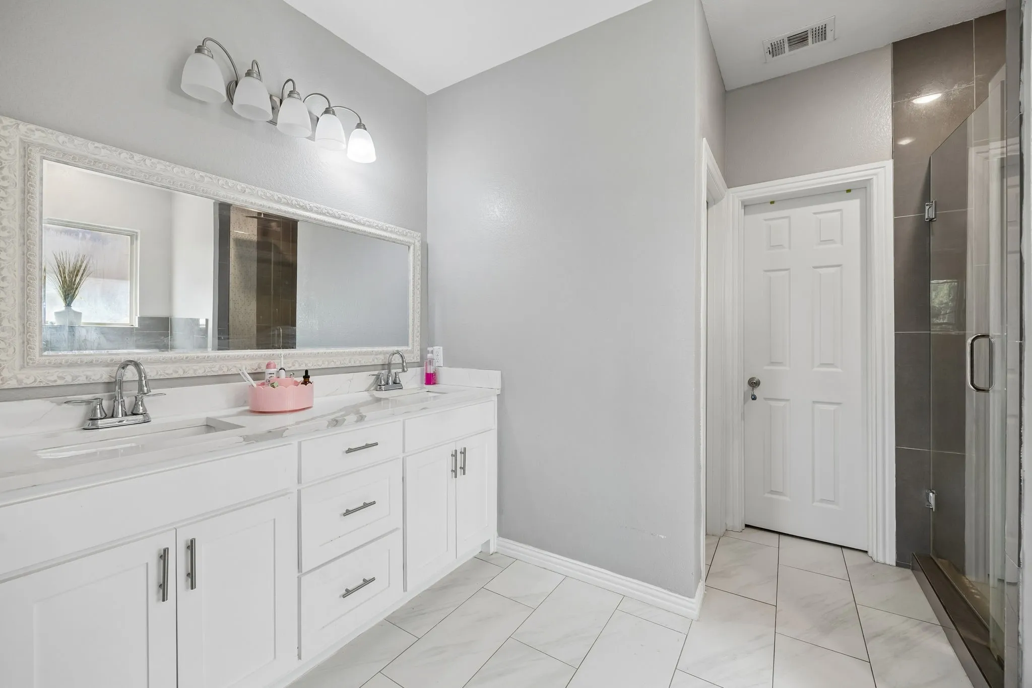 Single Family Residence For Rent in Dallas County , 431 W Pioneer Drive, Irving, Texas 75061, 4 Bedroom, 3 Bathroom, 2 Garage spaces, 2,632 Sqft, built in 2020, mls#21375206, Real Estate Agent in Irving, Homes For Rent in Dallas county, Homes For Rent in Irving, Realtor in Irving Texas, Real Estate Brokerage Independent Realty Texas, Luminita Cordes Realtor