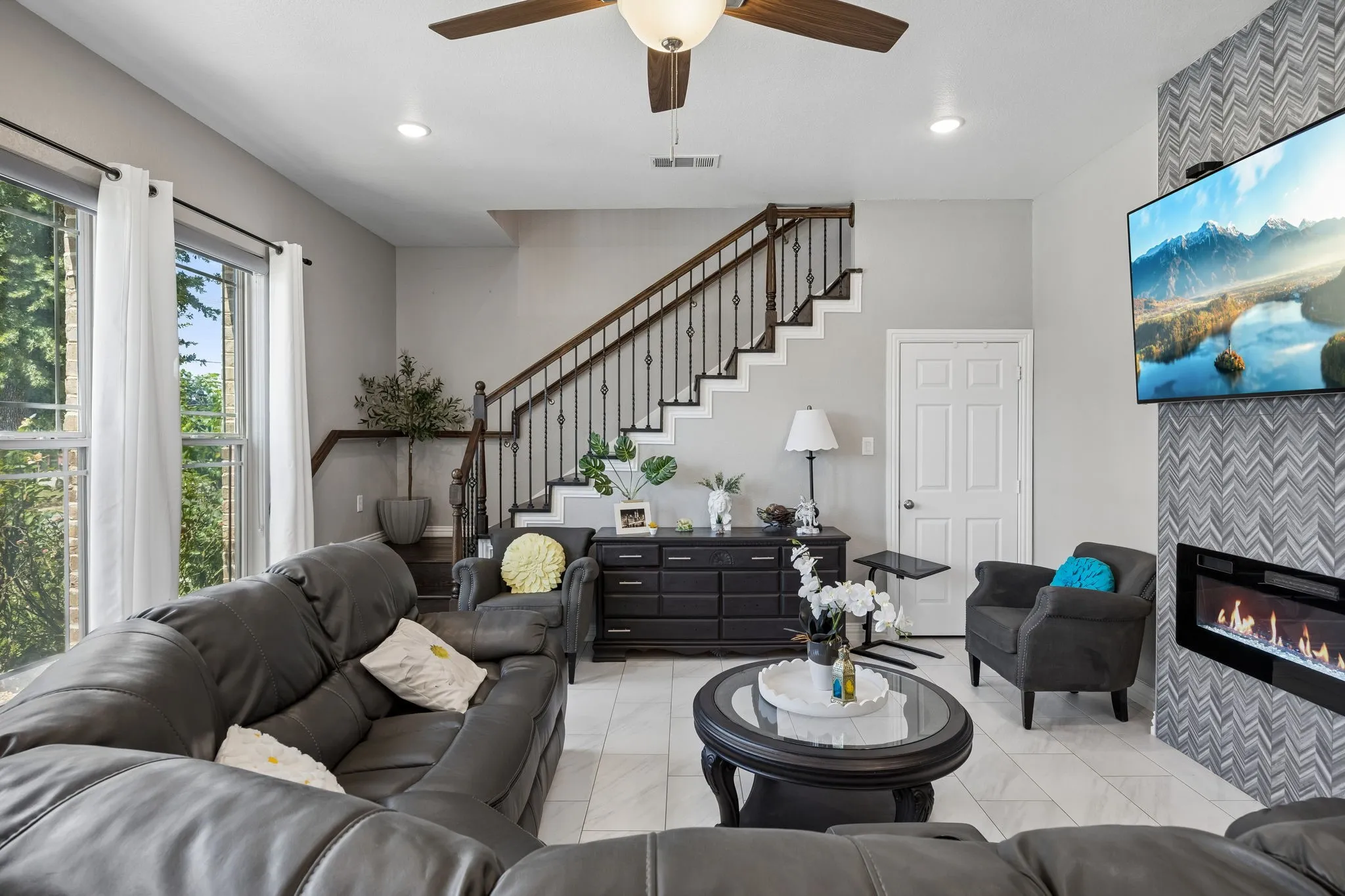 Single Family Residence For Rent in Dallas County , 431 W Pioneer Drive, Irving, Texas 75061, 4 Bedroom, 3 Bathroom, 2 Garage spaces, 2,632 Sqft, built in 2020, mls#21375206, Real Estate Agent in Irving, Homes For Rent in Dallas county, Homes For Rent in Irving, Realtor in Irving Texas, Real Estate Brokerage Independent Realty Texas, Luminita Cordes Realtor