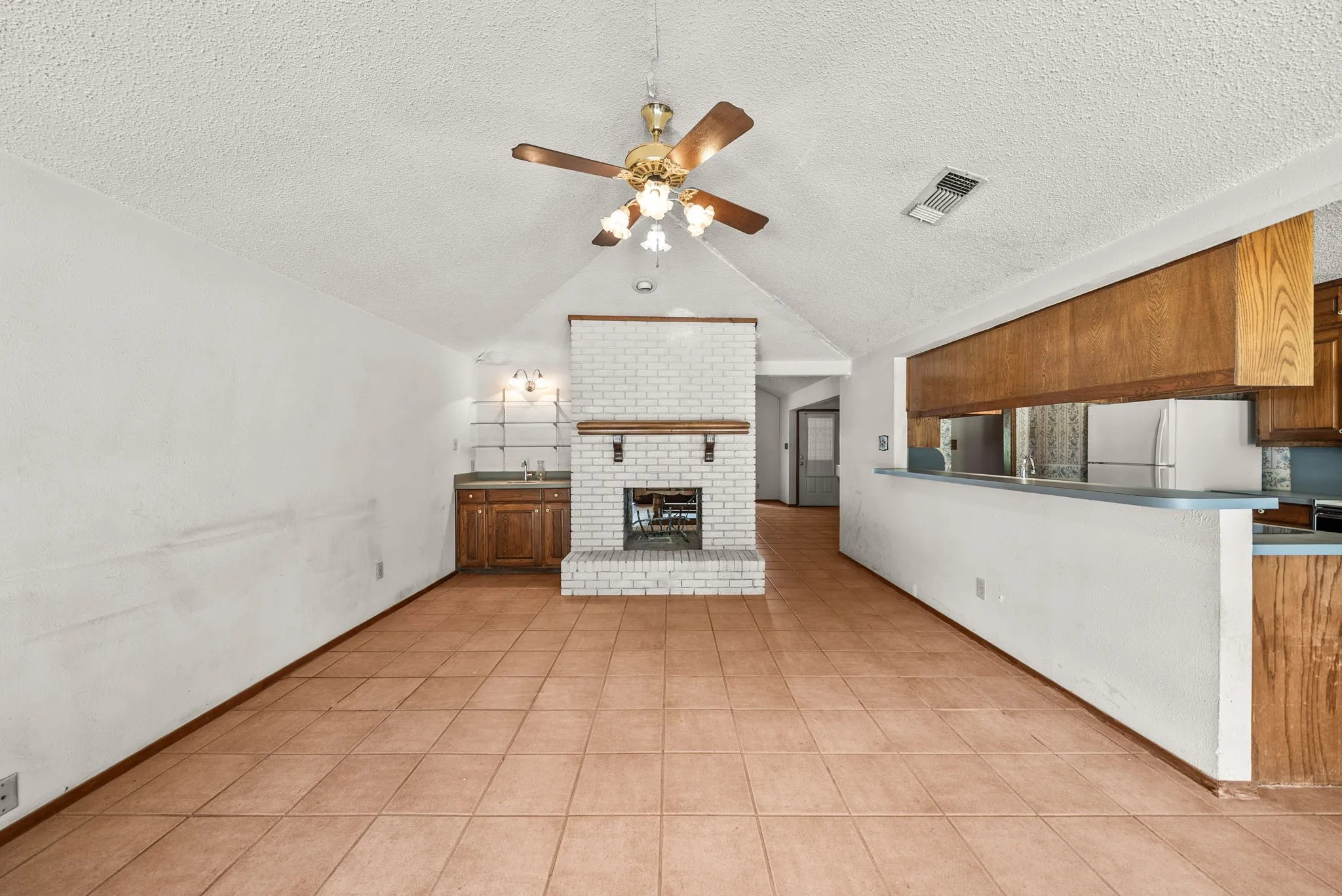 Single Family Residence For Sale in Denton County , 2125 Mayfield Circle, Corinth, Texas 76208, 3 Bedroom, 2 Bathroom, 2 Garage spaces, 1,682 Sqft, built in 1982, mls#21373799, Real Estate Agent in Corinth, Homes For Sale in Denton county, Homes For Sale in Corinth, Realtor in Corinth Texas, Real Estate Brokerage Independent Realty Texas, Luminita Cordes Realtor