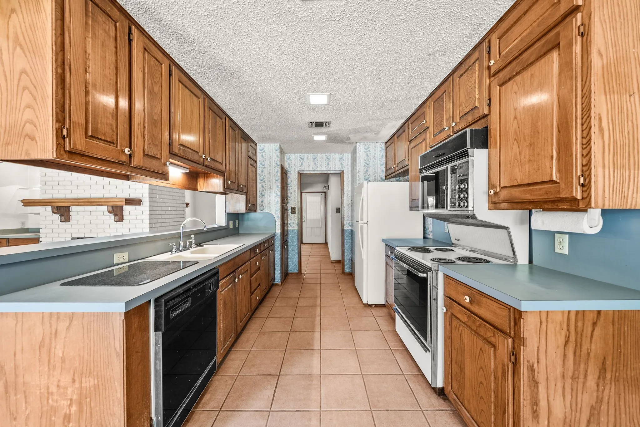 Single Family Residence For Sale in Denton County , 2125 Mayfield Circle, Corinth, Texas 76208, 3 Bedroom, 2 Bathroom, 2 Garage spaces, 1,682 Sqft, built in 1982, mls#21373799, Real Estate Agent in Corinth, Homes For Sale in Denton county, Homes For Sale in Corinth, Realtor in Corinth Texas, Real Estate Brokerage Independent Realty Texas, Luminita Cordes Realtor