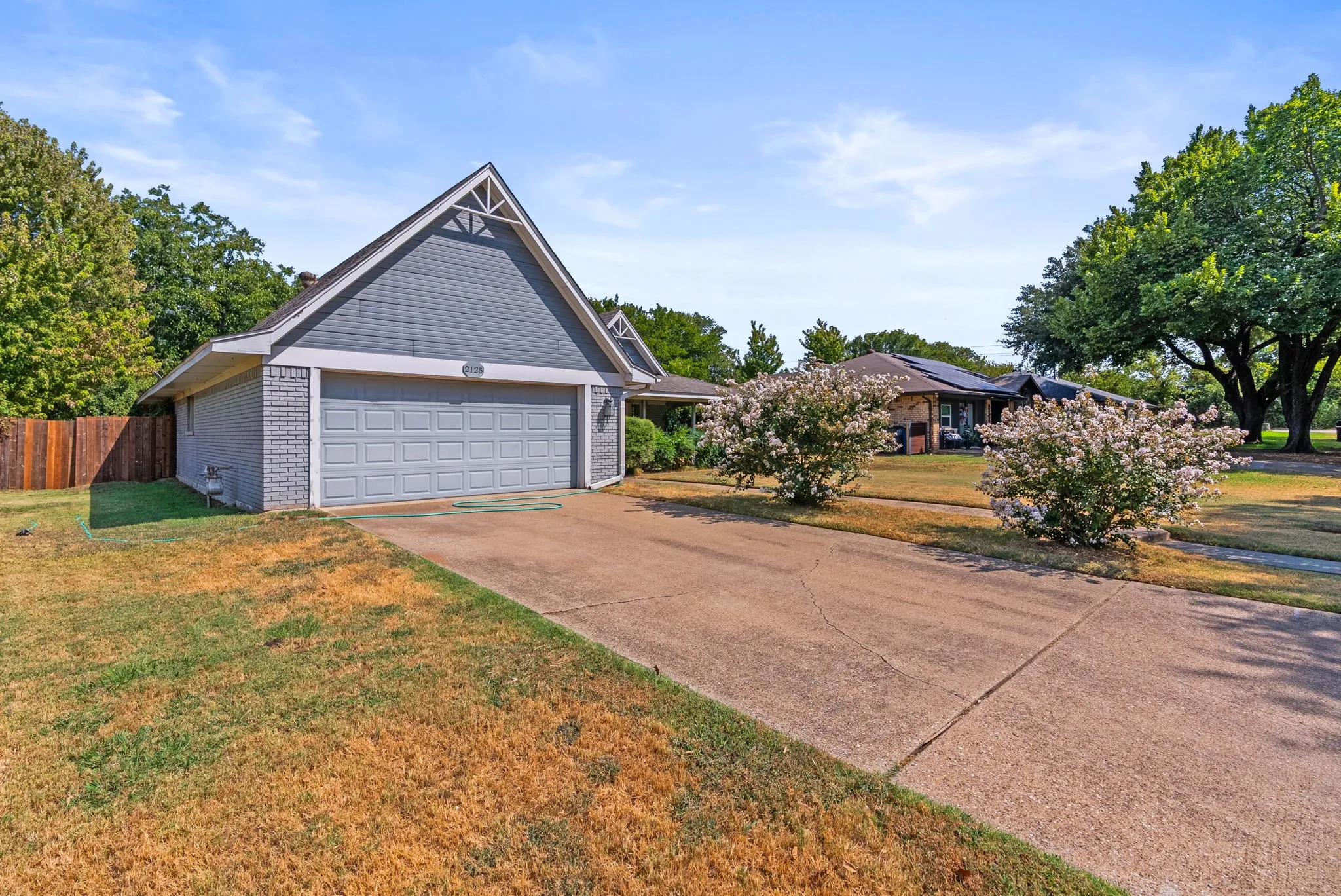 Single Family Residence For Sale in Denton County , 2125 Mayfield Circle, Corinth, Texas 76208, 3 Bedroom, 2 Bathroom, 2 Garage spaces, 1,682 Sqft, built in 1982, mls#21373799, Real Estate Agent in Corinth, Homes For Sale in Denton county, Homes For Sale in Corinth, Realtor in Corinth Texas, Real Estate Brokerage Independent Realty Texas, Luminita Cordes Realtor