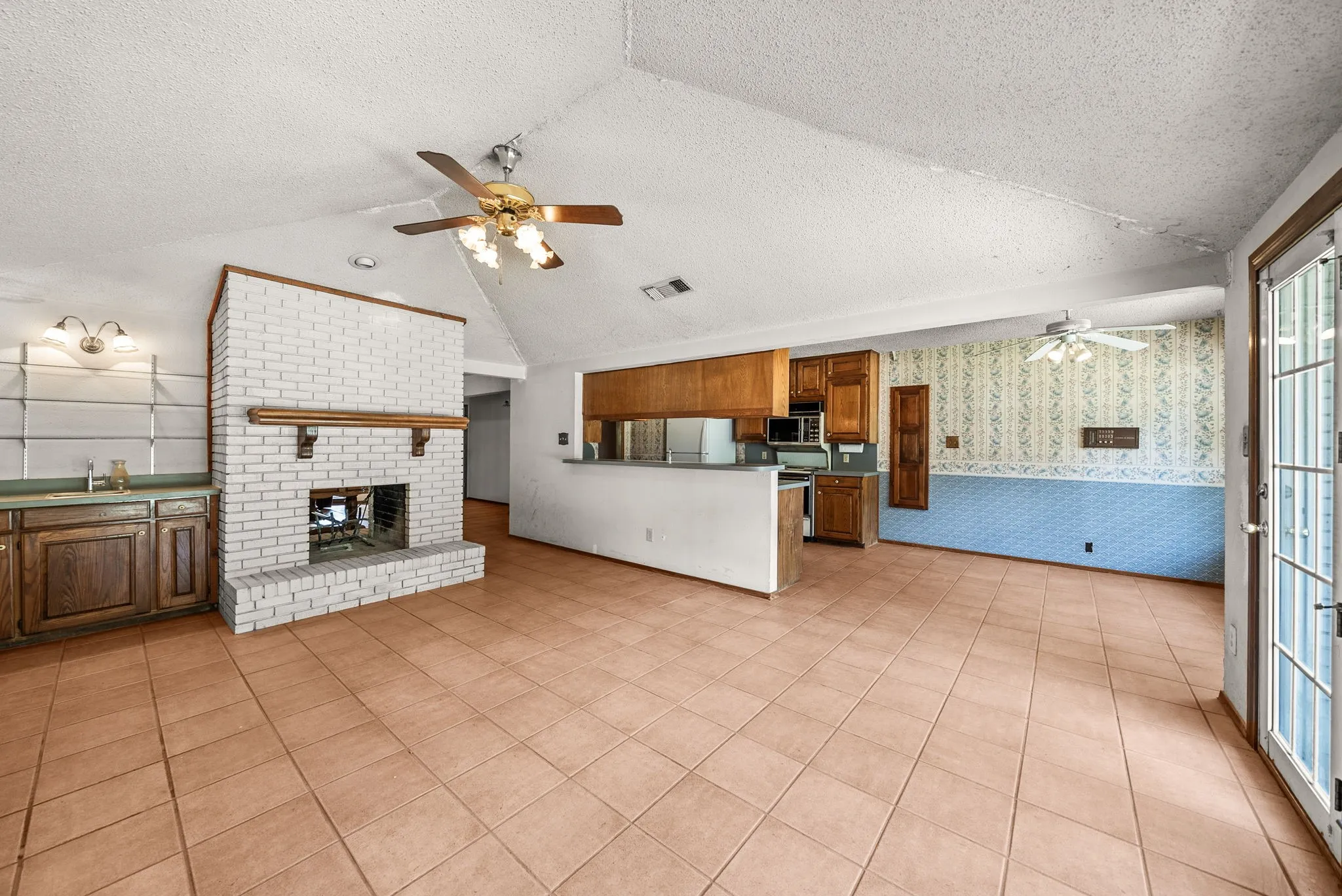 Single Family Residence For Sale in Denton County , 2125 Mayfield Circle, Corinth, Texas 76208, 3 Bedroom, 2 Bathroom, 2 Garage spaces, 1,682 Sqft, built in 1982, mls#21373799, Real Estate Agent in Corinth, Homes For Sale in Denton county, Homes For Sale in Corinth, Realtor in Corinth Texas, Real Estate Brokerage Independent Realty Texas, Luminita Cordes Realtor