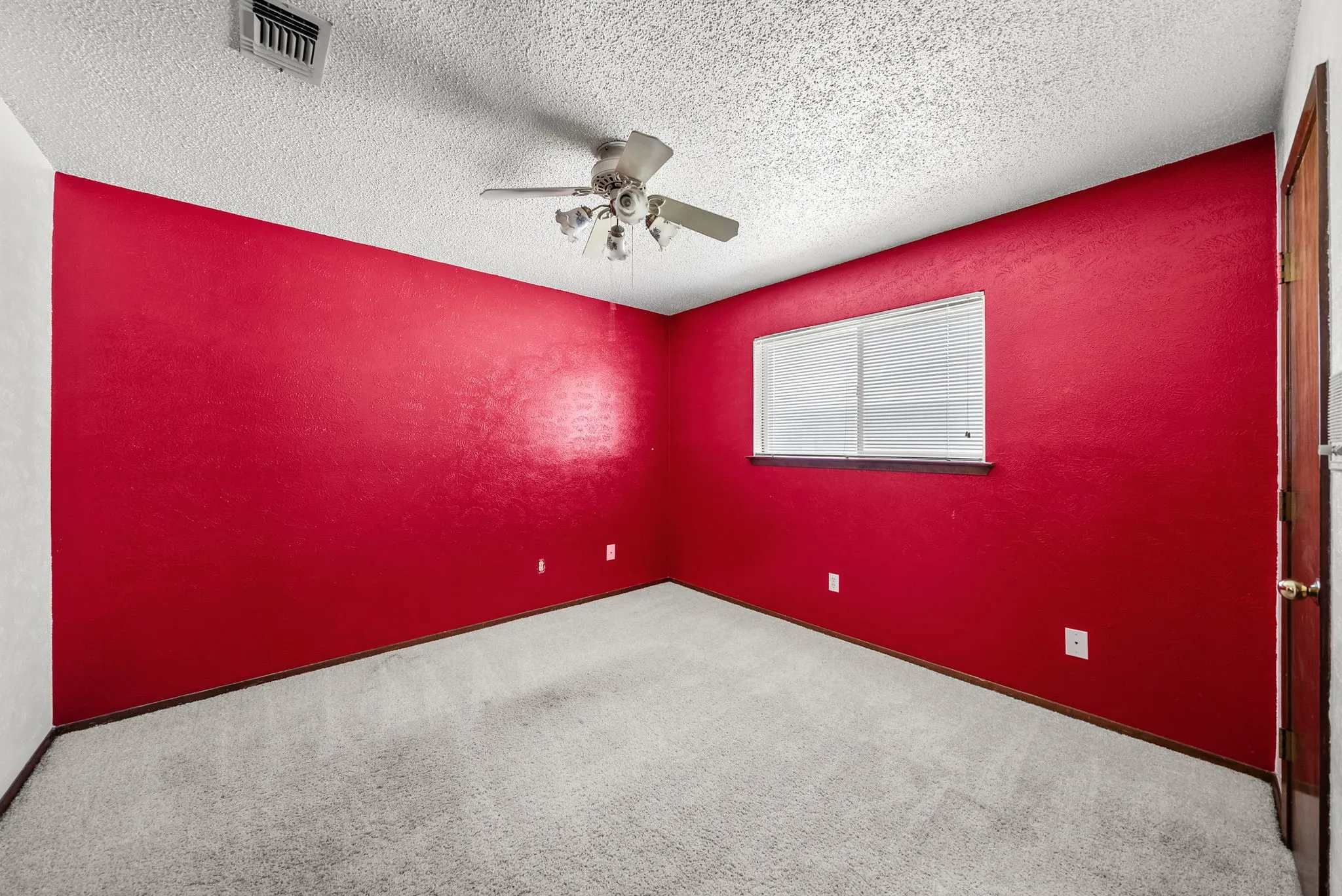 Single Family Residence For Sale in Denton County , 2125 Mayfield Circle, Corinth, Texas 76208, 3 Bedroom, 2 Bathroom, 2 Garage spaces, 1,682 Sqft, built in 1982, mls#21373799, Real Estate Agent in Corinth, Homes For Sale in Denton county, Homes For Sale in Corinth, Realtor in Corinth Texas, Real Estate Brokerage Independent Realty Texas, Luminita Cordes Realtor