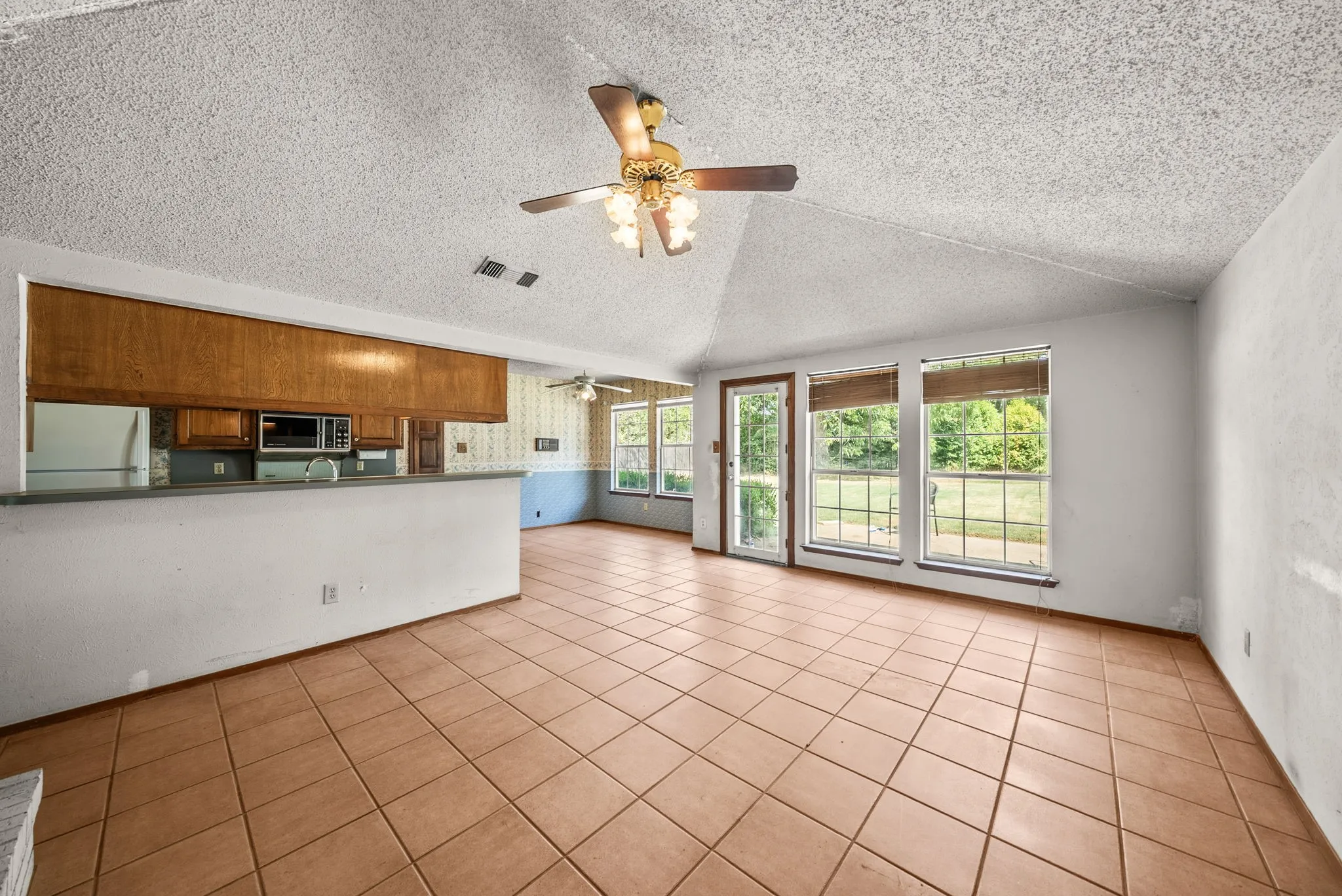 Single Family Residence For Sale in Denton County , 2125 Mayfield Circle, Corinth, Texas 76208, 3 Bedroom, 2 Bathroom, 2 Garage spaces, 1,682 Sqft, built in 1982, mls#21373799, Real Estate Agent in Corinth, Homes For Sale in Denton county, Homes For Sale in Corinth, Realtor in Corinth Texas, Real Estate Brokerage Independent Realty Texas, Luminita Cordes Realtor
