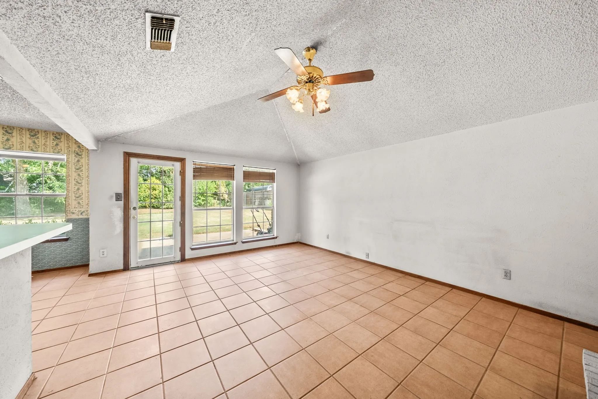 Single Family Residence For Sale in Denton County , 2125 Mayfield Circle, Corinth, Texas 76208, 3 Bedroom, 2 Bathroom, 2 Garage spaces, 1,682 Sqft, built in 1982, mls#21373799, Real Estate Agent in Corinth, Homes For Sale in Denton county, Homes For Sale in Corinth, Realtor in Corinth Texas, Real Estate Brokerage Independent Realty Texas, Luminita Cordes Realtor