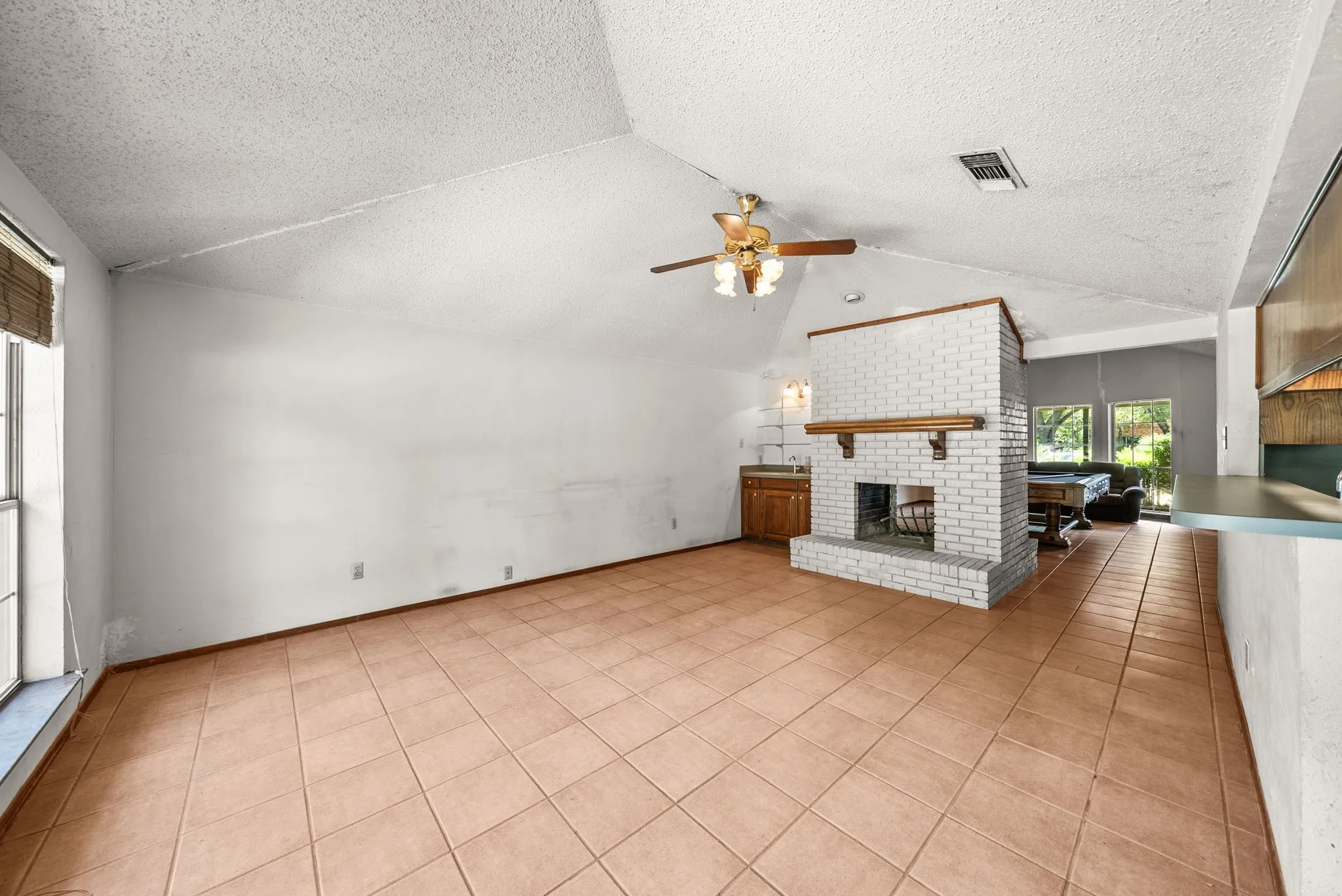 Single Family Residence For Sale in Denton County , 2125 Mayfield Circle, Corinth, Texas 76208, 3 Bedroom, 2 Bathroom, 2 Garage spaces, 1,682 Sqft, built in 1982, mls#21373799, Real Estate Agent in Corinth, Homes For Sale in Denton county, Homes For Sale in Corinth, Realtor in Corinth Texas, Real Estate Brokerage Independent Realty Texas, Luminita Cordes Realtor