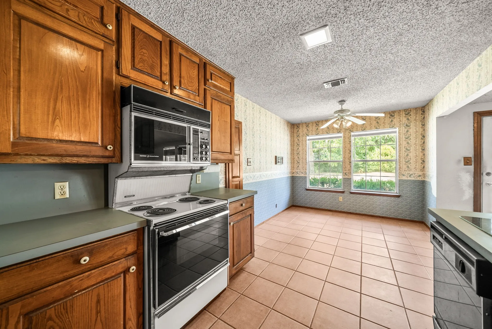Single Family Residence For Sale in Denton County , 2125 Mayfield Circle, Corinth, Texas 76208, 3 Bedroom, 2 Bathroom, 2 Garage spaces, 1,682 Sqft, built in 1982, mls#21373799, Real Estate Agent in Corinth, Homes For Sale in Denton county, Homes For Sale in Corinth, Realtor in Corinth Texas, Real Estate Brokerage Independent Realty Texas, Luminita Cordes Realtor