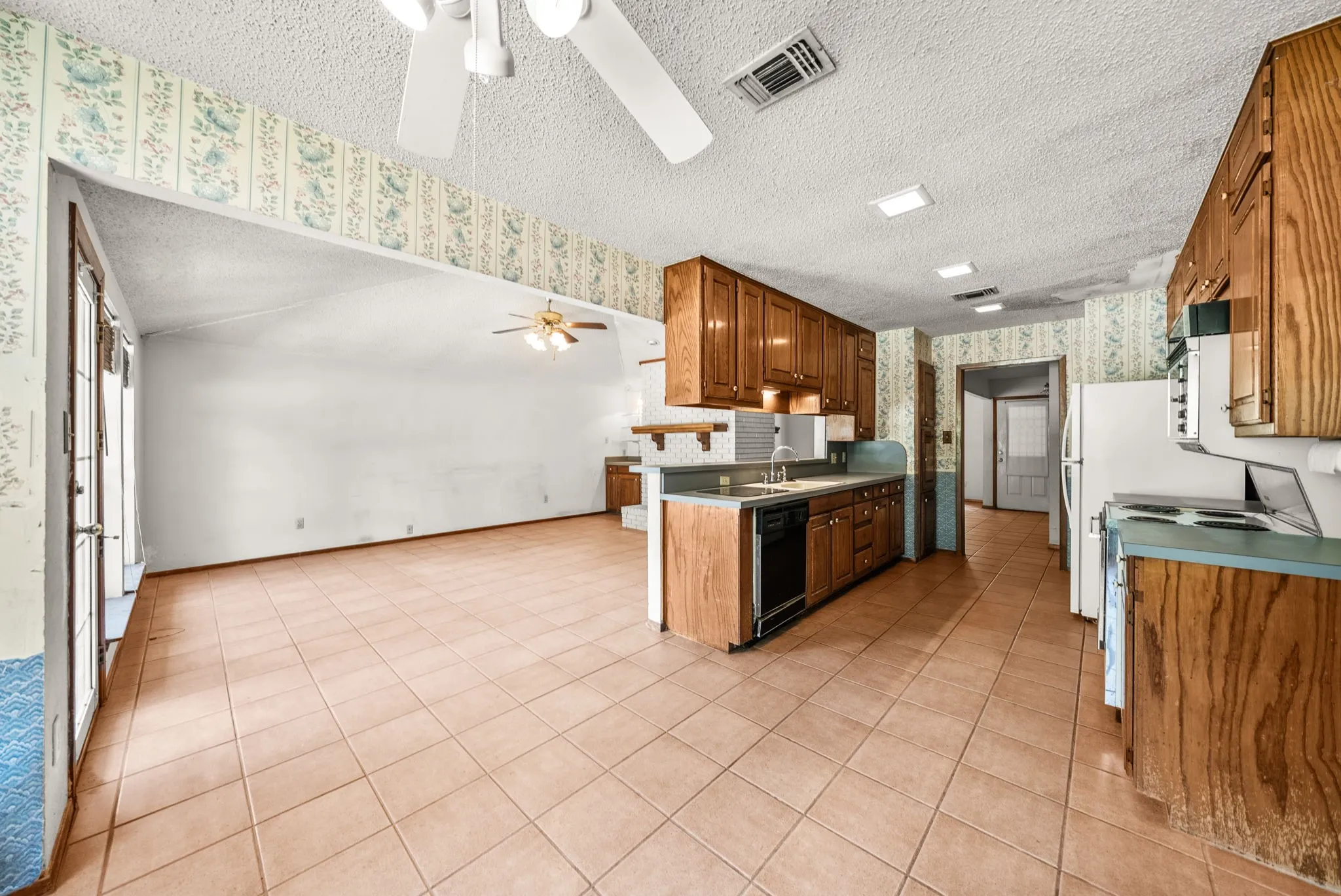 Single Family Residence For Sale in Denton County , 2125 Mayfield Circle, Corinth, Texas 76208, 3 Bedroom, 2 Bathroom, 2 Garage spaces, 1,682 Sqft, built in 1982, mls#21373799, Real Estate Agent in Corinth, Homes For Sale in Denton county, Homes For Sale in Corinth, Realtor in Corinth Texas, Real Estate Brokerage Independent Realty Texas, Luminita Cordes Realtor