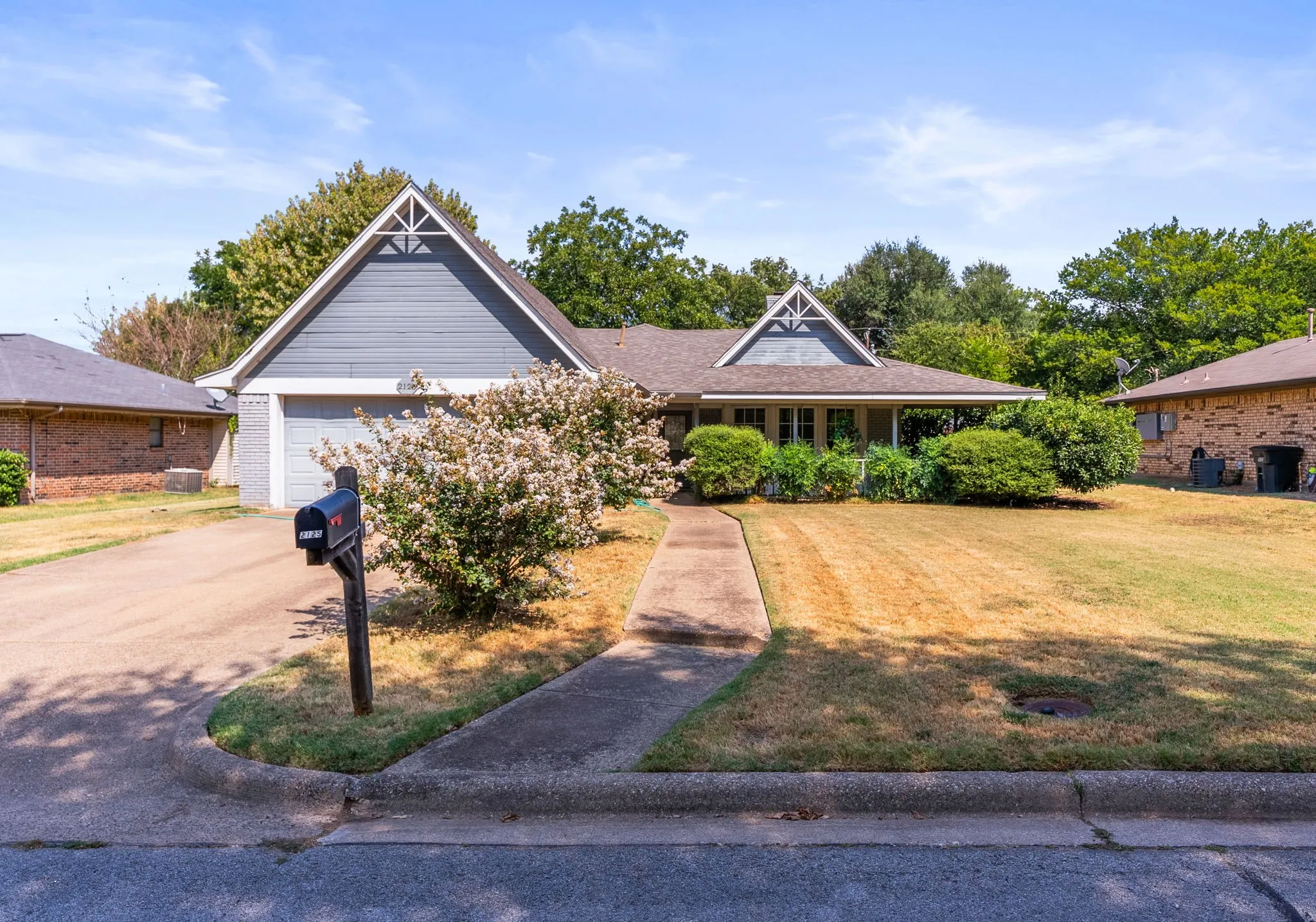 Single Family Residence For Sale in Denton County , 2125 Mayfield Circle, Corinth, Texas 76208, 3 Bedroom, 2 Bathroom, 2 Garage spaces, 1,682 Sqft, built in 1982, mls#21373799, Real Estate Agent in Corinth, Homes For Sale in Denton county, Homes For Sale in Corinth, Realtor in Corinth Texas, Real Estate Brokerage Independent Realty Texas, Luminita Cordes Realtor