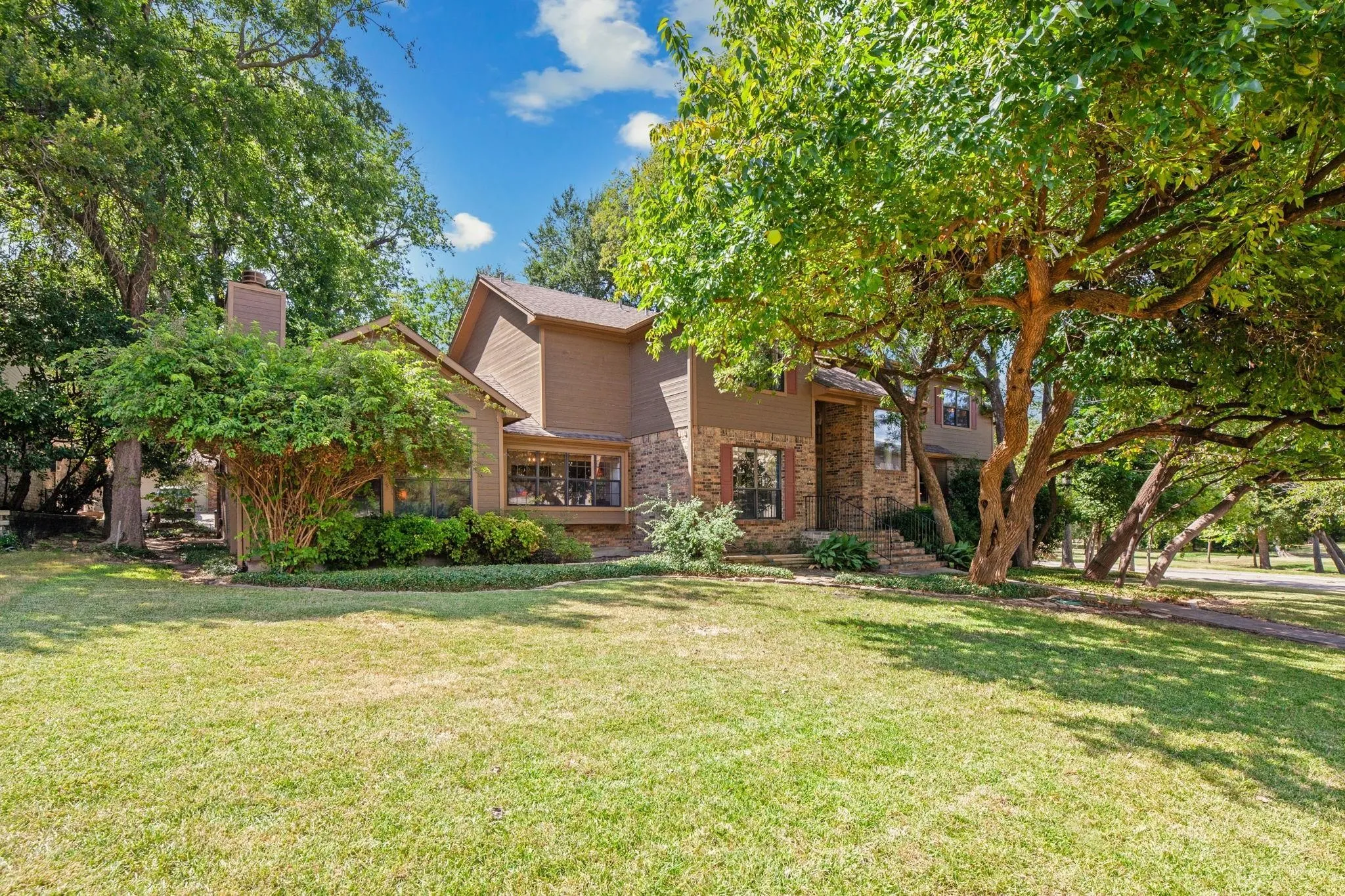 Single Family Residence For Sale in Rockwall County , 601 Carriage Trail, Rockwall, Texas 75087, 4 Bedroom, 4 Bathroom, 2 Garage spaces, 3,162 Sqft, built in 1983, mls#21375163, Real Estate Agent in Rockwall, Homes For Sale in Rockwall county, Homes For Sale in Rockwall, Realtor in Rockwall Texas, Real Estate Brokerage Independent Realty Texas, Luminita Cordes Realtor