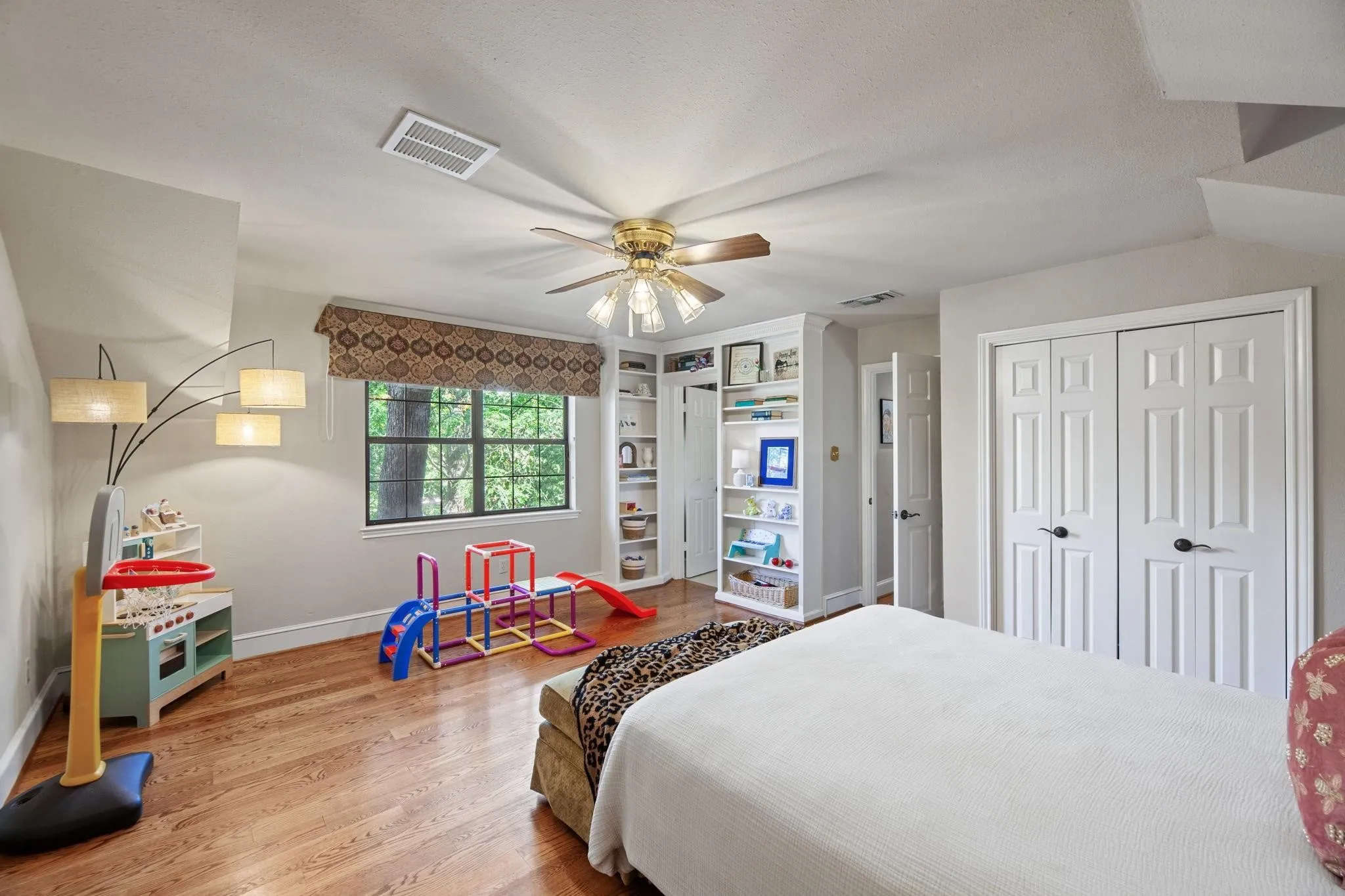 Single Family Residence For Sale in Rockwall County , 601 Carriage Trail, Rockwall, Texas 75087, 4 Bedroom, 4 Bathroom, 2 Garage spaces, 3,162 Sqft, built in 1983, mls#21375163, Real Estate Agent in Rockwall, Homes For Sale in Rockwall county, Homes For Sale in Rockwall, Realtor in Rockwall Texas, Real Estate Brokerage Independent Realty Texas, Luminita Cordes Realtor