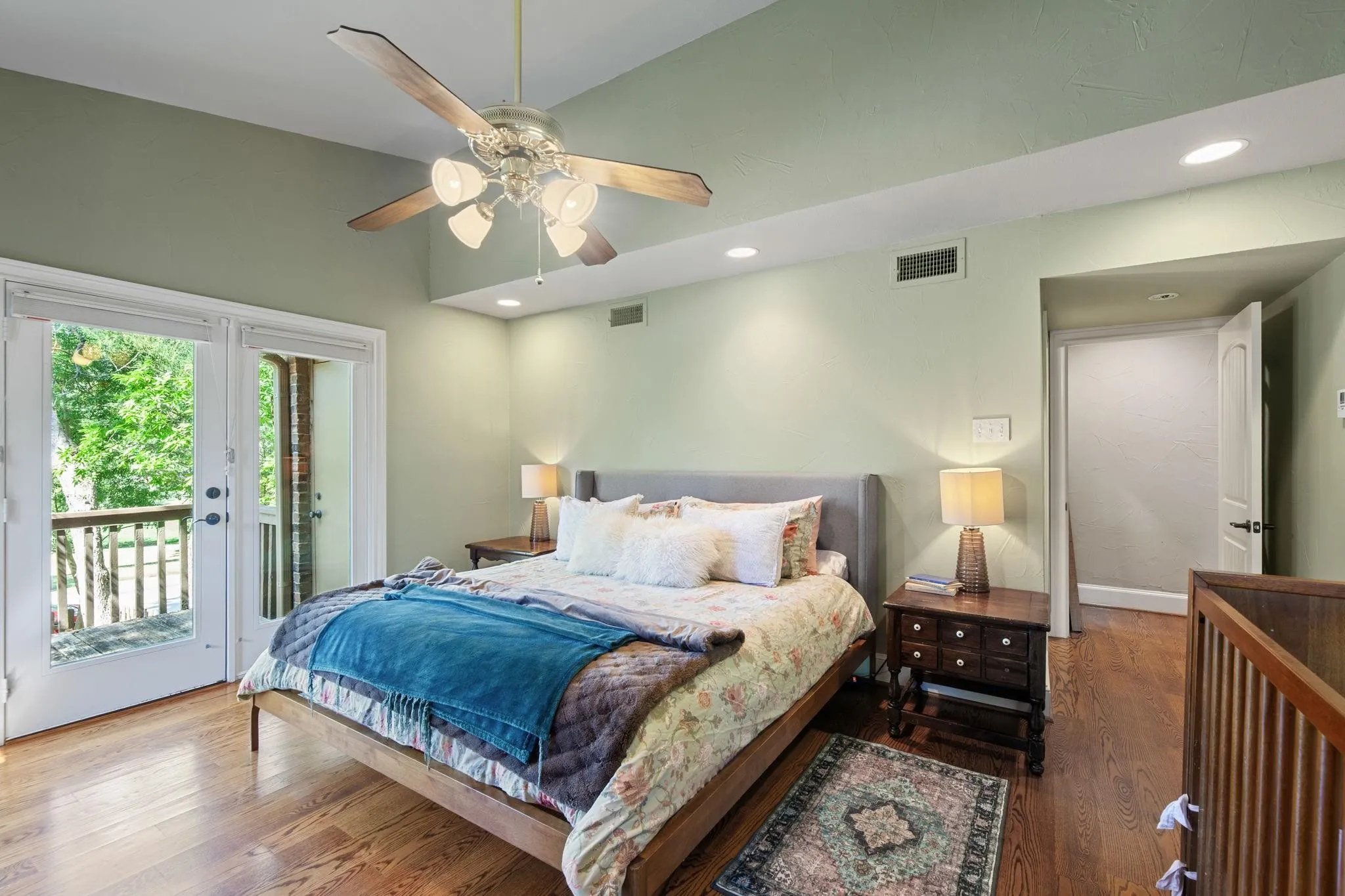 Single Family Residence For Sale in Rockwall County , 601 Carriage Trail, Rockwall, Texas 75087, 4 Bedroom, 4 Bathroom, 2 Garage spaces, 3,162 Sqft, built in 1983, mls#21375163, Real Estate Agent in Rockwall, Homes For Sale in Rockwall county, Homes For Sale in Rockwall, Realtor in Rockwall Texas, Real Estate Brokerage Independent Realty Texas, Luminita Cordes Realtor