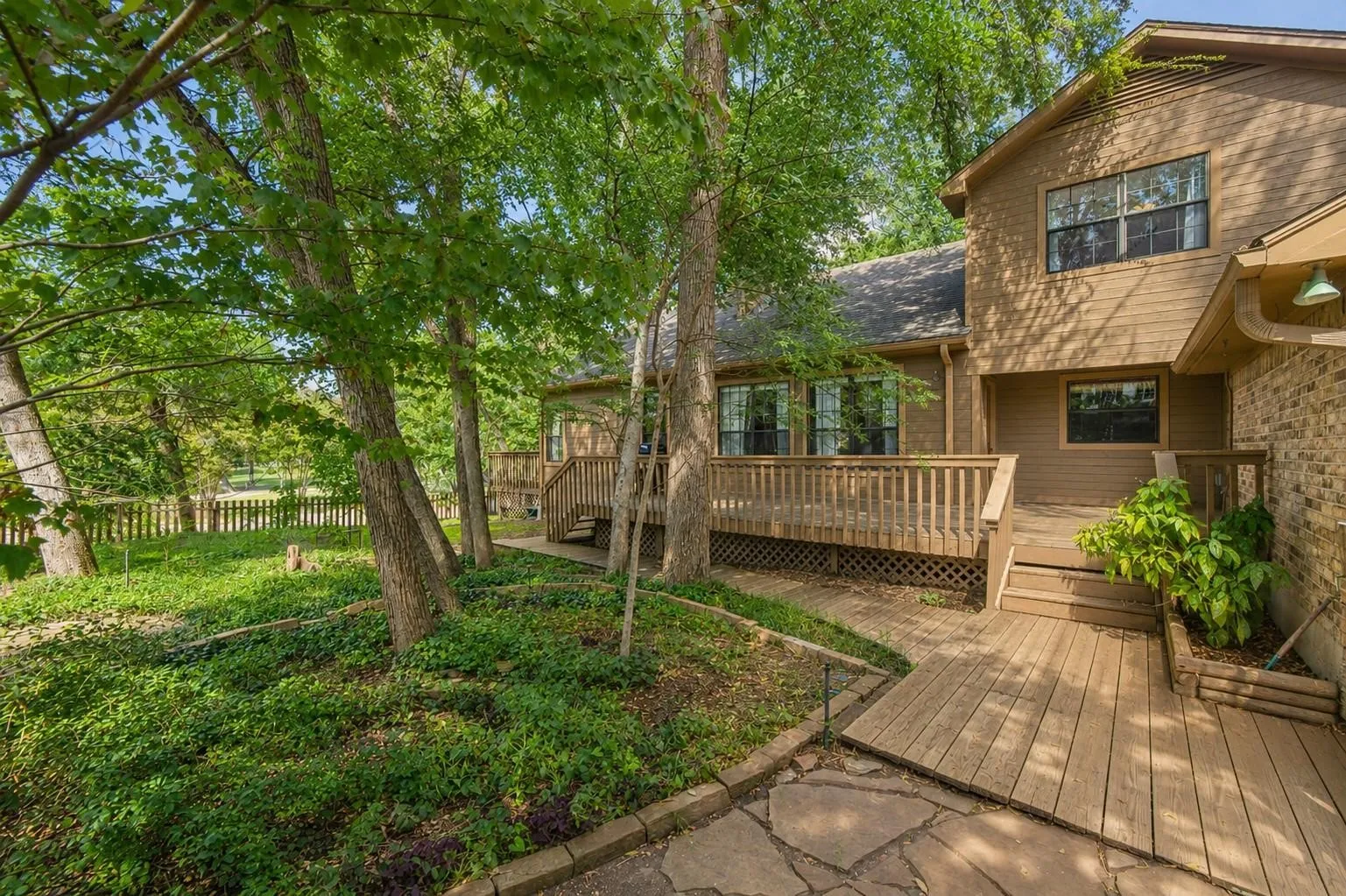 Single Family Residence For Sale in Rockwall County , 601 Carriage Trail, Rockwall, Texas 75087, 4 Bedroom, 4 Bathroom, 2 Garage spaces, 3,162 Sqft, built in 1983, mls#21375163, Real Estate Agent in Rockwall, Homes For Sale in Rockwall county, Homes For Sale in Rockwall, Realtor in Rockwall Texas, Real Estate Brokerage Independent Realty Texas, Luminita Cordes Realtor