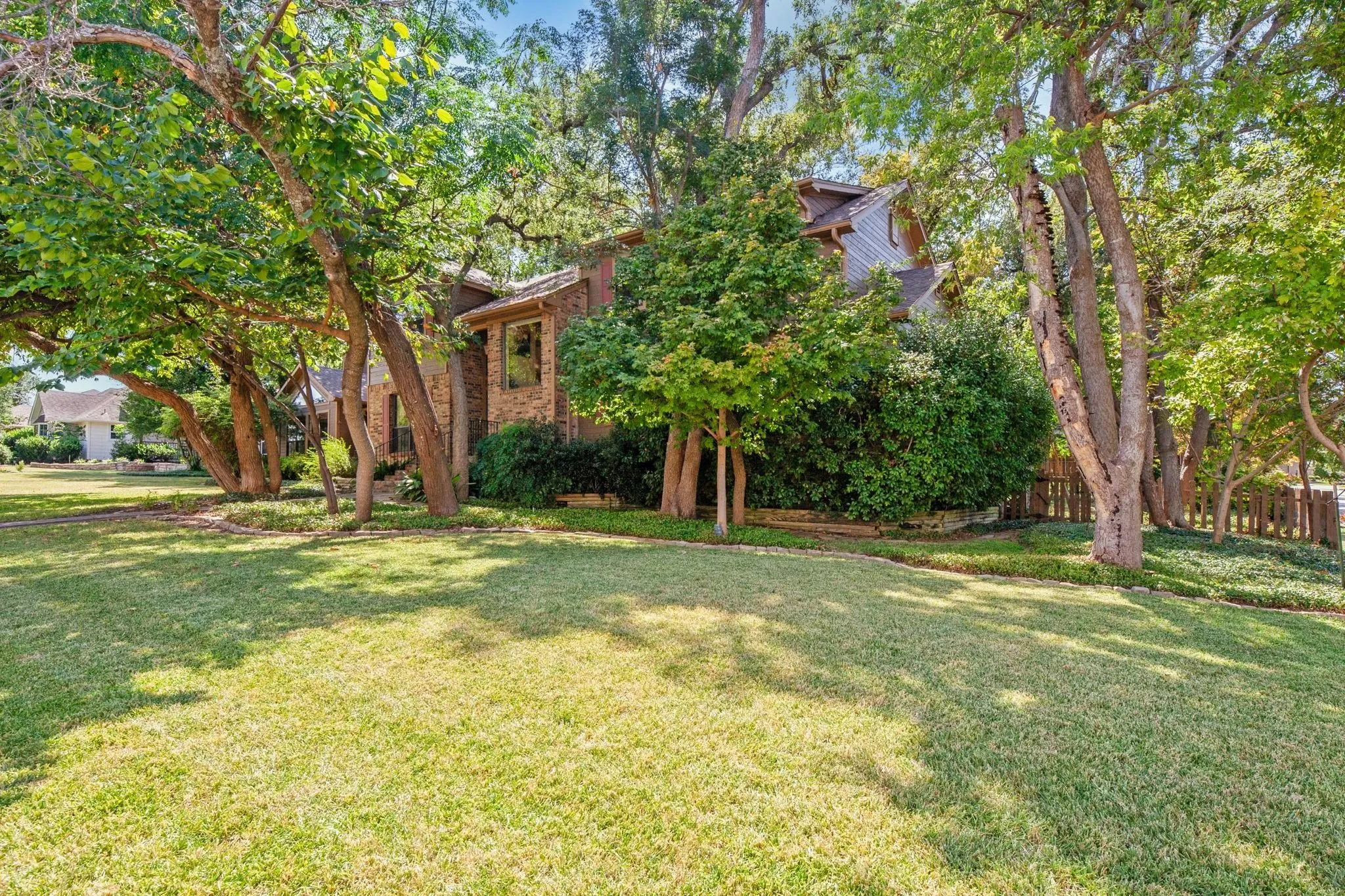 Single Family Residence For Sale in Rockwall County , 601 Carriage Trail, Rockwall, Texas 75087, 4 Bedroom, 4 Bathroom, 2 Garage spaces, 3,162 Sqft, built in 1983, mls#21375163, Real Estate Agent in Rockwall, Homes For Sale in Rockwall county, Homes For Sale in Rockwall, Realtor in Rockwall Texas, Real Estate Brokerage Independent Realty Texas, Luminita Cordes Realtor