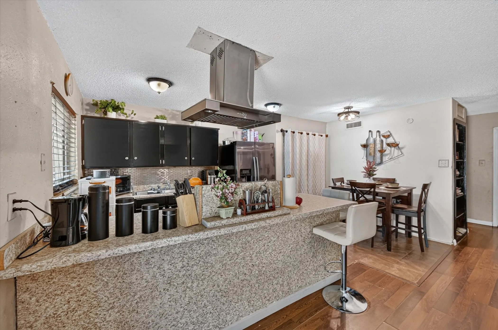 Single Family Residence For Sale in Dallas County , 7131 Nutmeg Lane, Dallas, Texas 75249, 3 Bedroom, 2 Bathroom, 2 Garage spaces, 1,331 Sqft, built in 1977, mls#21366512, Real Estate Agent in Dallas, Homes For Sale in Dallas county, Homes For Sale in Dallas, Realtor in Dallas Texas, Real Estate Brokerage Independent Realty Texas, Luminita Cordes Realtor