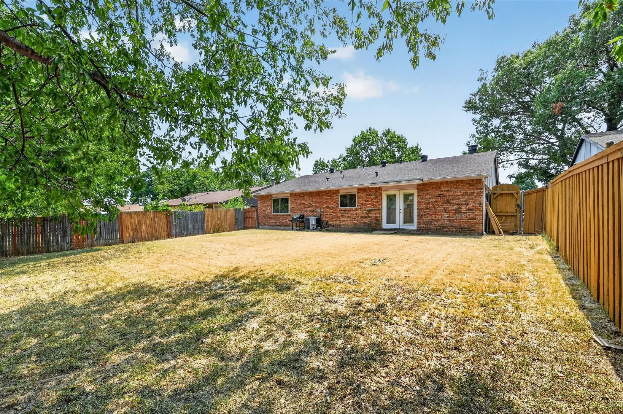 Single Family Residence For Sale in Dallas County , 7131 Nutmeg Lane, Dallas, Texas 75249, 3 Bedroom, 2 Bathroom, 2 Garage spaces, 1,331 Sqft, built in 1977, mls#21366512, Real Estate Agent in Dallas, Homes For Sale in Dallas county, Homes For Sale in Dallas, Realtor in Dallas Texas, Real Estate Brokerage Independent Realty Texas, Luminita Cordes Realtor