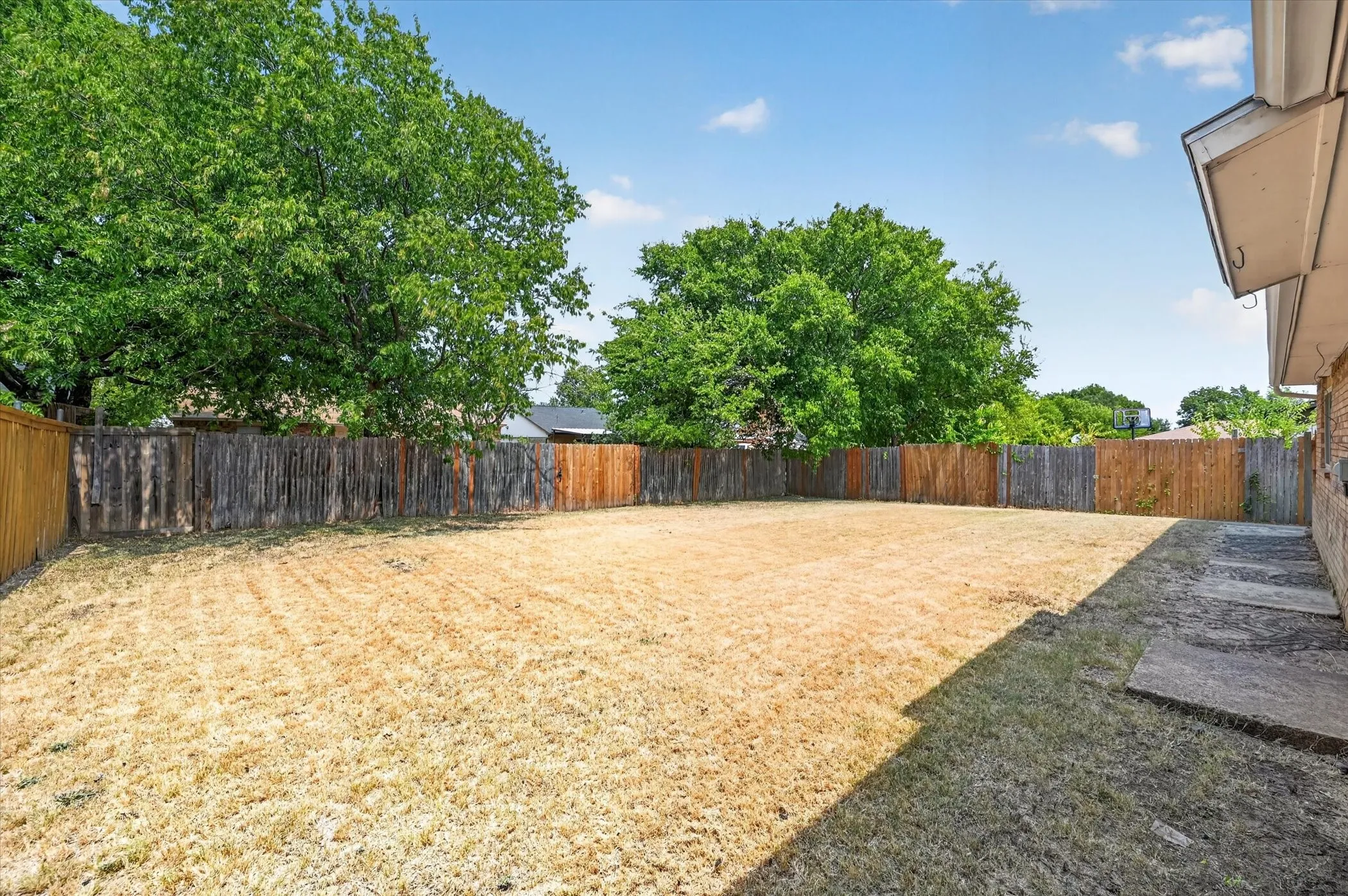 Single Family Residence For Sale in Dallas County , 7131 Nutmeg Lane, Dallas, Texas 75249, 3 Bedroom, 2 Bathroom, 2 Garage spaces, 1,331 Sqft, built in 1977, mls#21366512, Real Estate Agent in Dallas, Homes For Sale in Dallas county, Homes For Sale in Dallas, Realtor in Dallas Texas, Real Estate Brokerage Independent Realty Texas, Luminita Cordes Realtor