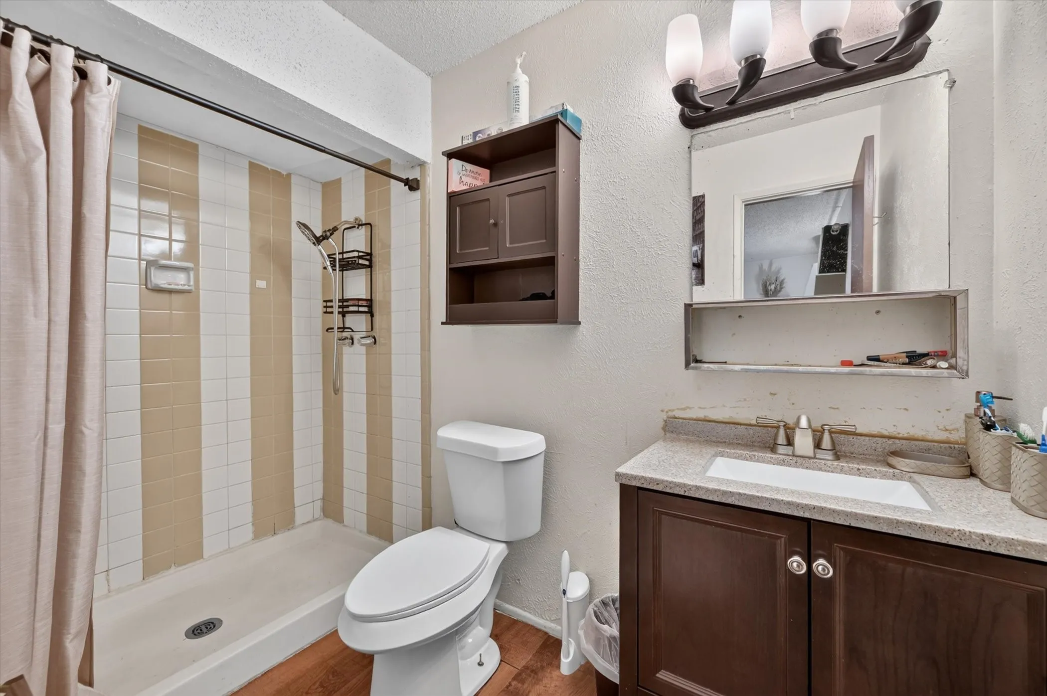 Single Family Residence For Sale in Dallas County , 7131 Nutmeg Lane, Dallas, Texas 75249, 3 Bedroom, 2 Bathroom, 2 Garage spaces, 1,331 Sqft, built in 1977, mls#21366512, Real Estate Agent in Dallas, Homes For Sale in Dallas county, Homes For Sale in Dallas, Realtor in Dallas Texas, Real Estate Brokerage Independent Realty Texas, Luminita Cordes Realtor