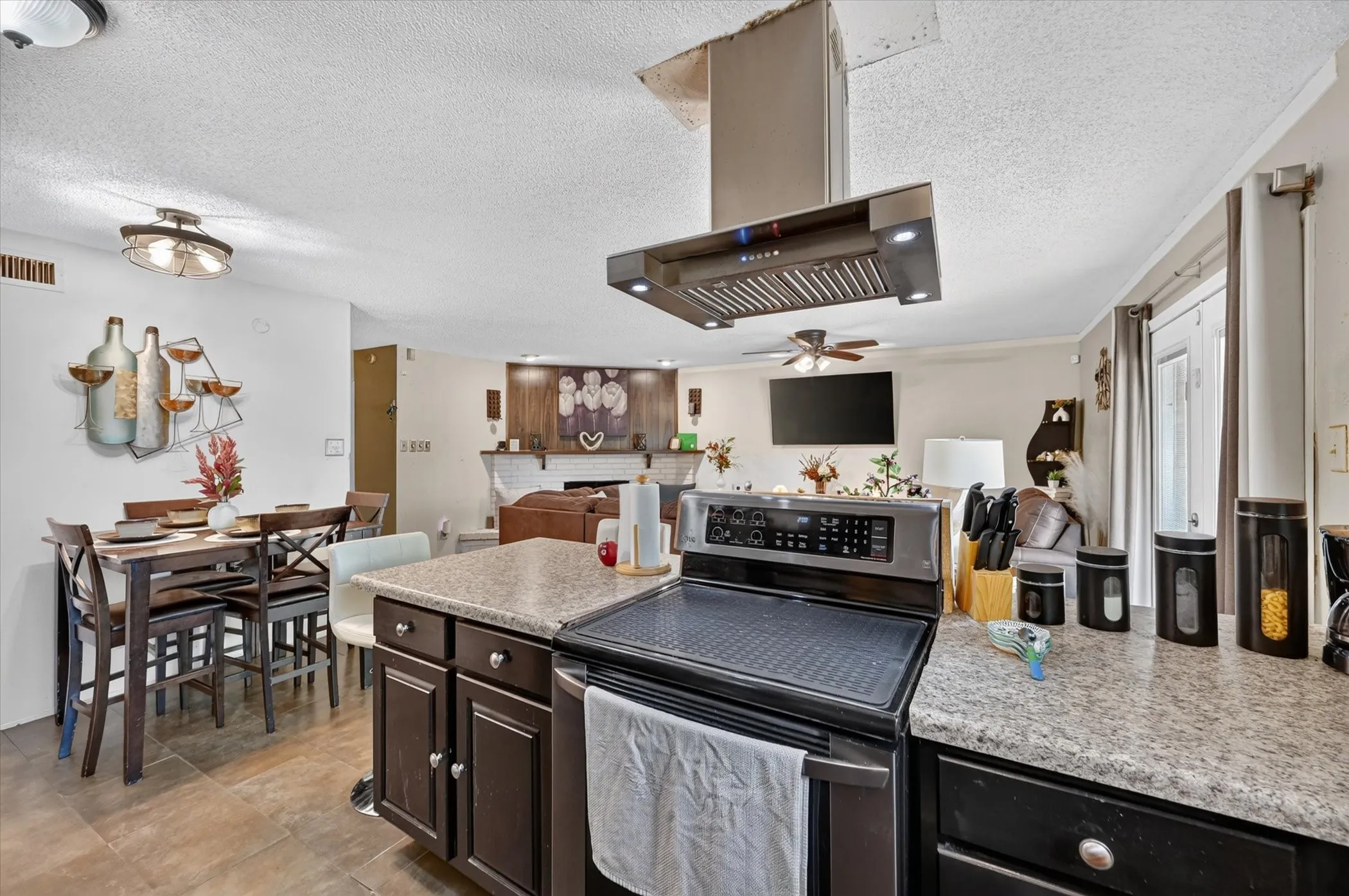 Single Family Residence For Sale in Dallas County , 7131 Nutmeg Lane, Dallas, Texas 75249, 3 Bedroom, 2 Bathroom, 2 Garage spaces, 1,331 Sqft, built in 1977, mls#21366512, Real Estate Agent in Dallas, Homes For Sale in Dallas county, Homes For Sale in Dallas, Realtor in Dallas Texas, Real Estate Brokerage Independent Realty Texas, Luminita Cordes Realtor
