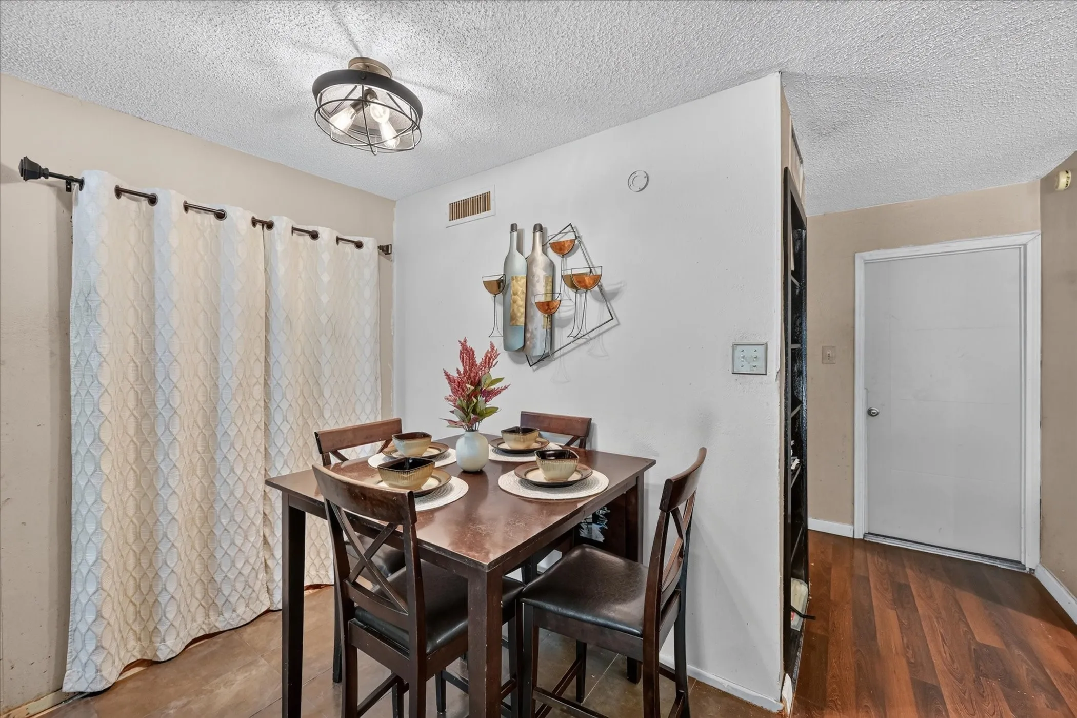 Single Family Residence For Sale in Dallas County , 7131 Nutmeg Lane, Dallas, Texas 75249, 3 Bedroom, 2 Bathroom, 2 Garage spaces, 1,331 Sqft, built in 1977, mls#21366512, Real Estate Agent in Dallas, Homes For Sale in Dallas county, Homes For Sale in Dallas, Realtor in Dallas Texas, Real Estate Brokerage Independent Realty Texas, Luminita Cordes Realtor