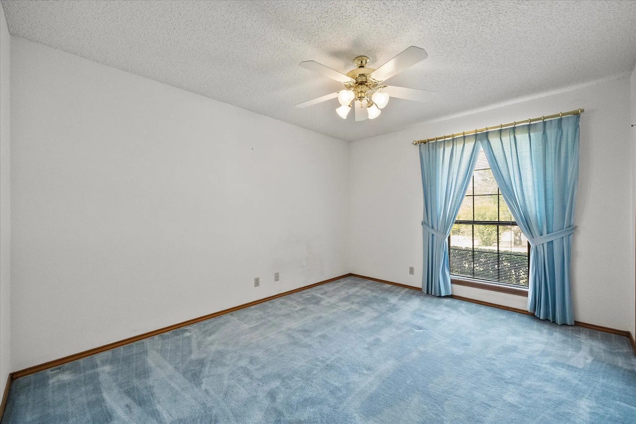 Single Family Residence For Sale in Rockwall County , 12 Park Central Circle, Rockwall, Texas 75087, 3 Bedroom, 3 Bathroom, Garage spaces, 3,088 Sqft, built in 1985, mls#21374861, Real Estate Agent in Rockwall, Homes For Sale in Rockwall county, Homes For Sale in Rockwall, Realtor in Rockwall Texas, Real Estate Brokerage Independent Realty Texas, Luminita Cordes Realtor