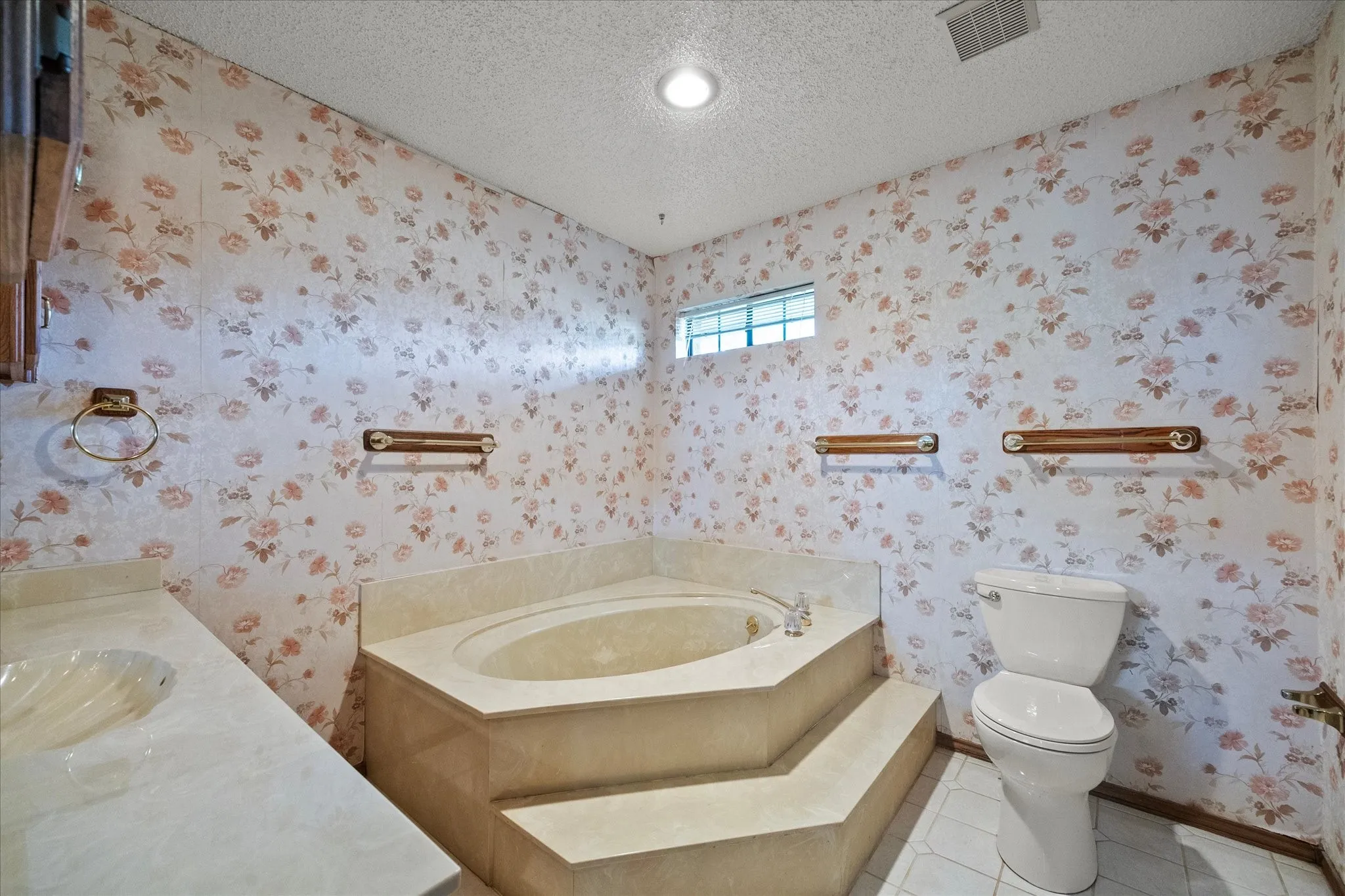 Single Family Residence For Sale in Rockwall County , 12 Park Central Circle, Rockwall, Texas 75087, 3 Bedroom, 3 Bathroom, Garage spaces, 3,088 Sqft, built in 1985, mls#21374861, Real Estate Agent in Rockwall, Homes For Sale in Rockwall county, Homes For Sale in Rockwall, Realtor in Rockwall Texas, Real Estate Brokerage Independent Realty Texas, Luminita Cordes Realtor