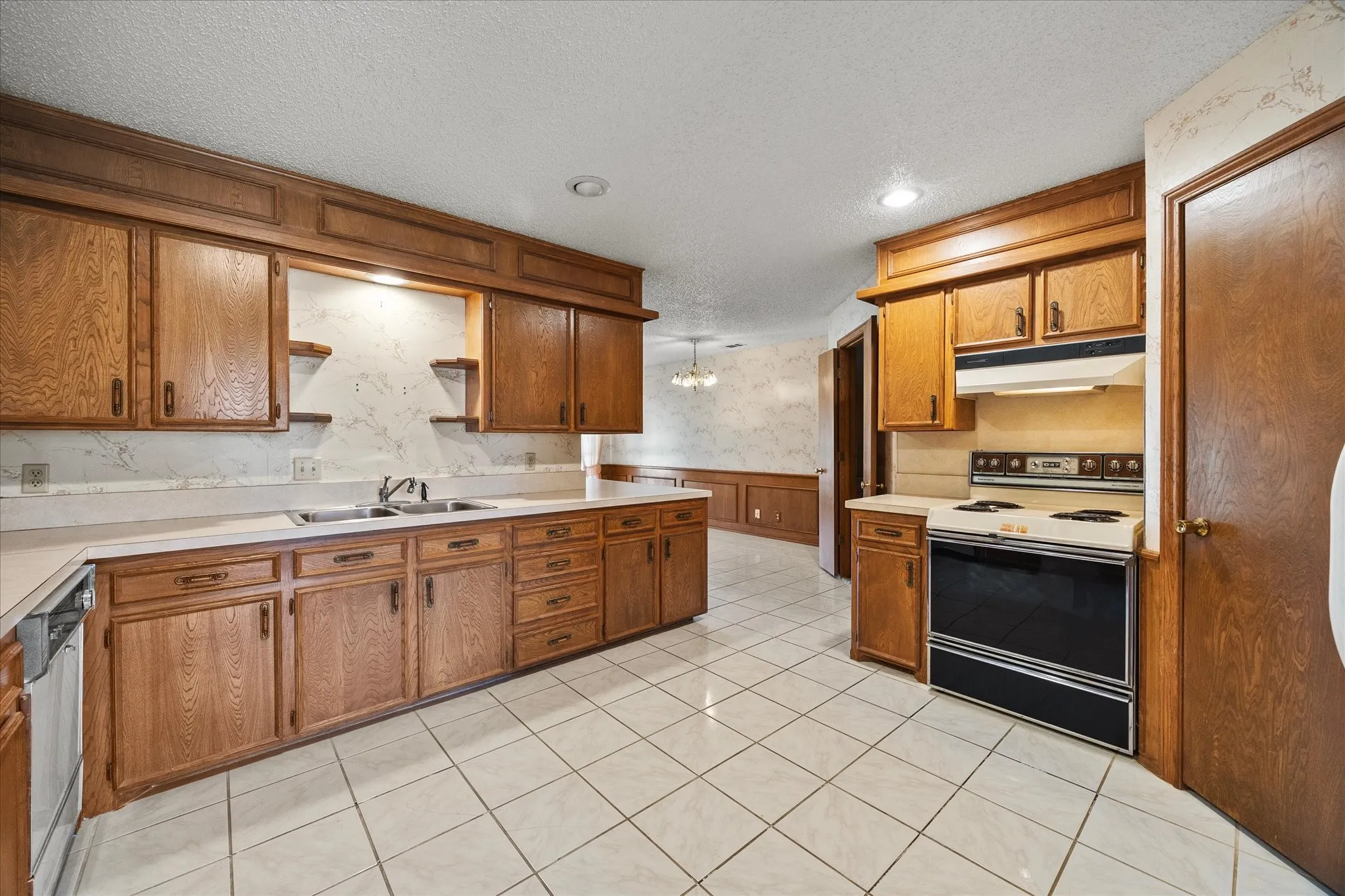 Single Family Residence For Sale in Rockwall County , 12 Park Central Circle, Rockwall, Texas 75087, 3 Bedroom, 3 Bathroom, Garage spaces, 3,088 Sqft, built in 1985, mls#21374861, Real Estate Agent in Rockwall, Homes For Sale in Rockwall county, Homes For Sale in Rockwall, Realtor in Rockwall Texas, Real Estate Brokerage Independent Realty Texas, Luminita Cordes Realtor