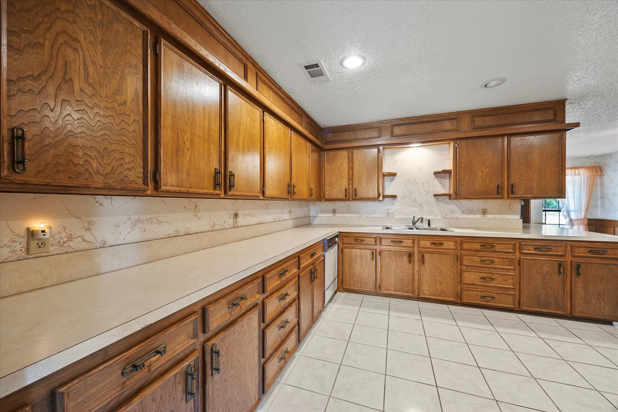 Single Family Residence For Sale in Rockwall County , 12 Park Central Circle, Rockwall, Texas 75087, 3 Bedroom, 3 Bathroom, Garage spaces, 3,088 Sqft, built in 1985, mls#21374861, Real Estate Agent in Rockwall, Homes For Sale in Rockwall county, Homes For Sale in Rockwall, Realtor in Rockwall Texas, Real Estate Brokerage Independent Realty Texas, Luminita Cordes Realtor