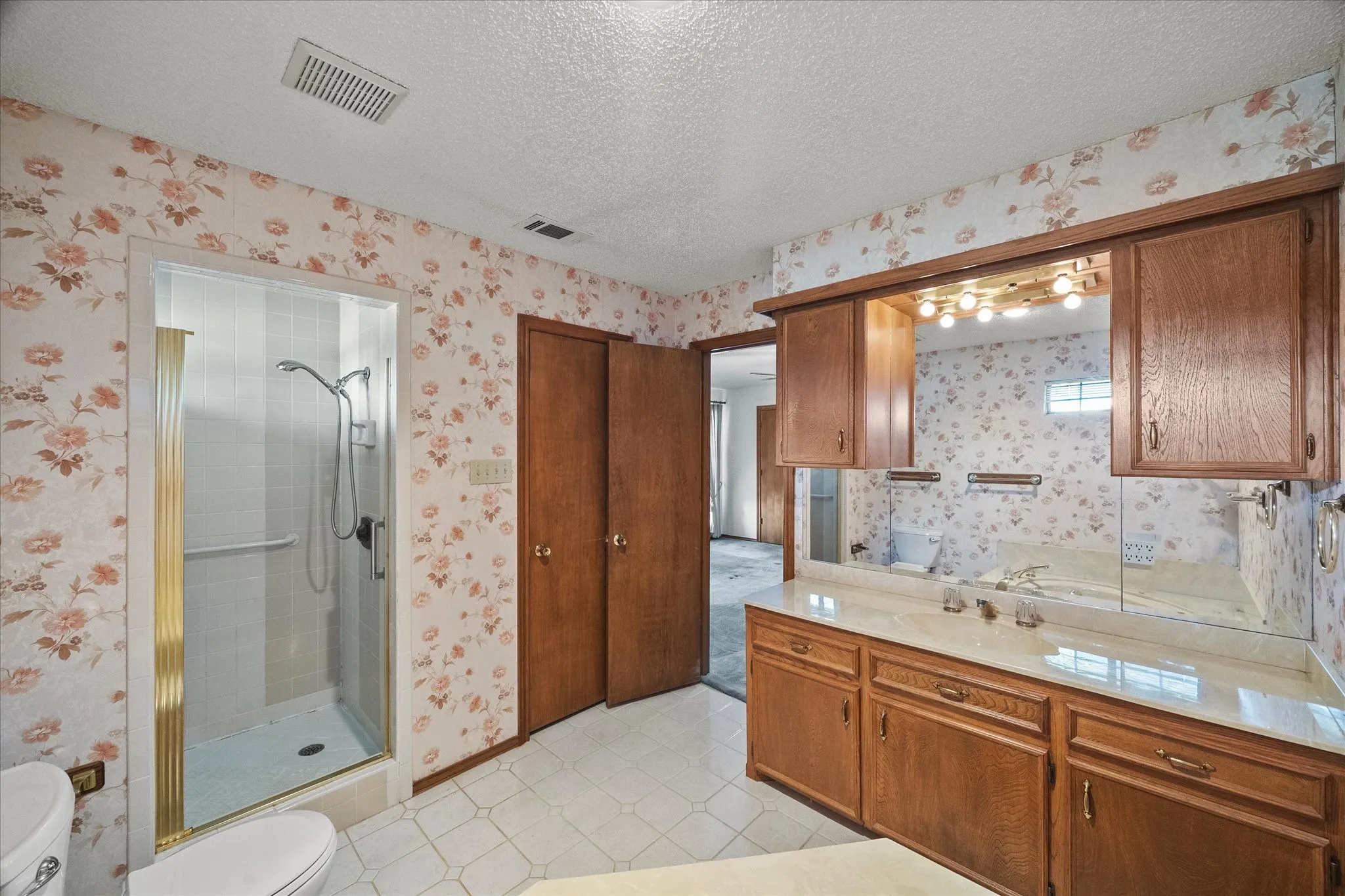 Single Family Residence For Sale in Rockwall County , 12 Park Central Circle, Rockwall, Texas 75087, 3 Bedroom, 3 Bathroom, Garage spaces, 3,088 Sqft, built in 1985, mls#21374861, Real Estate Agent in Rockwall, Homes For Sale in Rockwall county, Homes For Sale in Rockwall, Realtor in Rockwall Texas, Real Estate Brokerage Independent Realty Texas, Luminita Cordes Realtor
