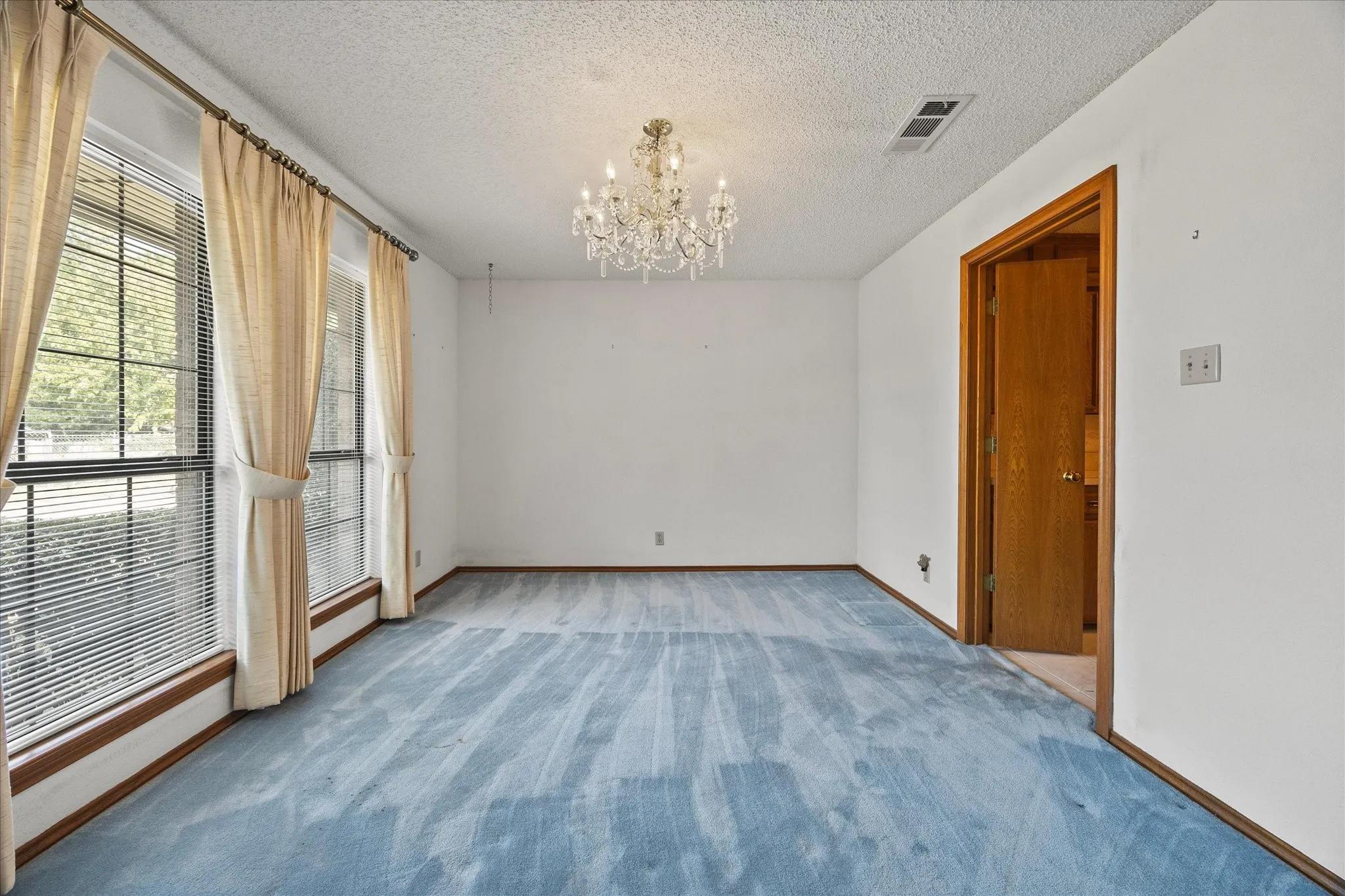 Single Family Residence For Sale in Rockwall County , 12 Park Central Circle, Rockwall, Texas 75087, 3 Bedroom, 3 Bathroom, Garage spaces, 3,088 Sqft, built in 1985, mls#21374861, Real Estate Agent in Rockwall, Homes For Sale in Rockwall county, Homes For Sale in Rockwall, Realtor in Rockwall Texas, Real Estate Brokerage Independent Realty Texas, Luminita Cordes Realtor