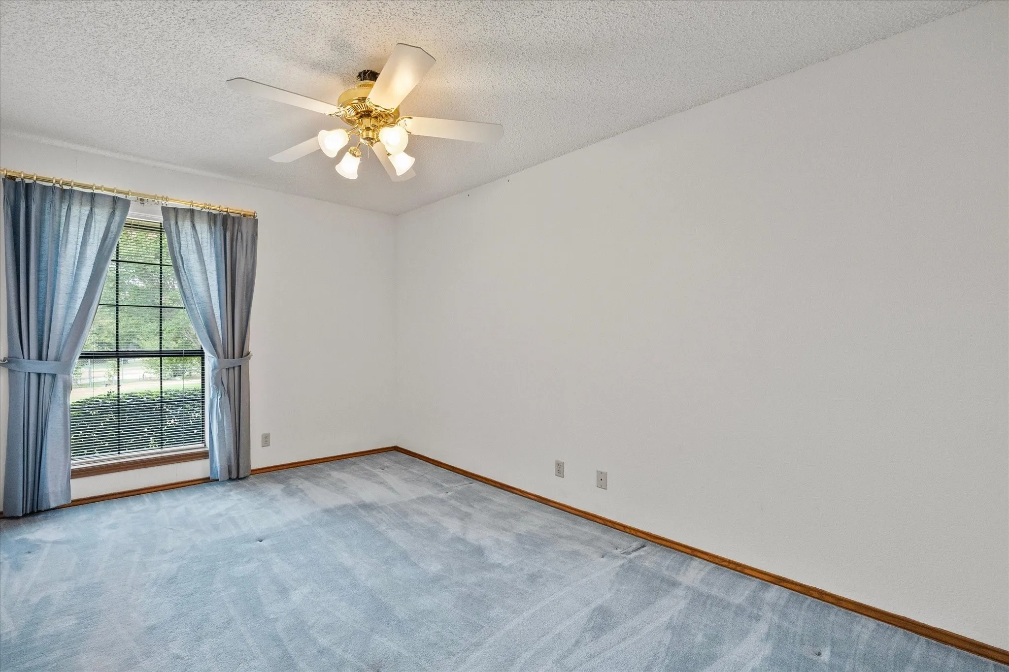 Single Family Residence For Sale in Rockwall County , 12 Park Central Circle, Rockwall, Texas 75087, 3 Bedroom, 3 Bathroom, Garage spaces, 3,088 Sqft, built in 1985, mls#21374861, Real Estate Agent in Rockwall, Homes For Sale in Rockwall county, Homes For Sale in Rockwall, Realtor in Rockwall Texas, Real Estate Brokerage Independent Realty Texas, Luminita Cordes Realtor