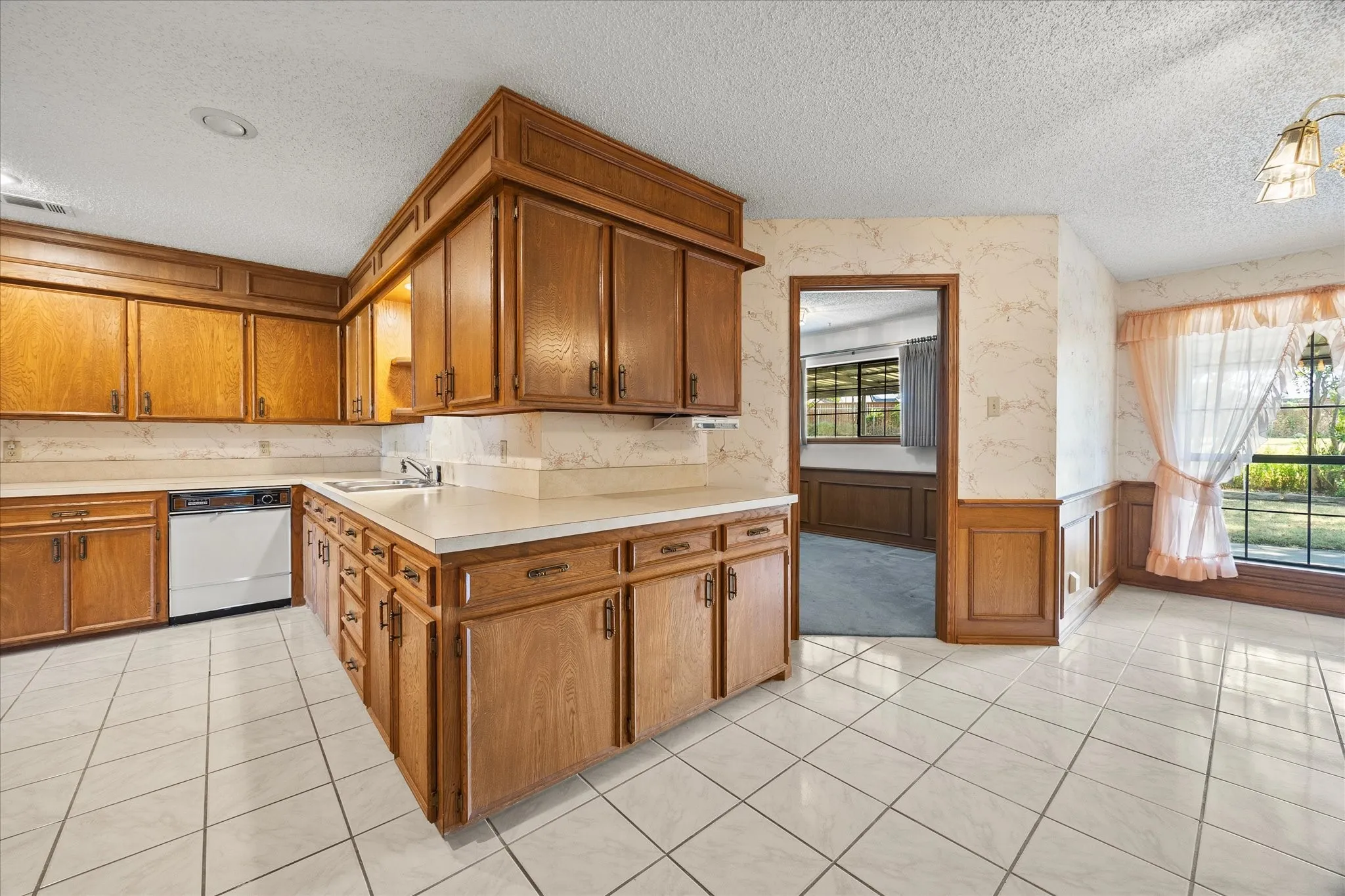 Single Family Residence For Sale in Rockwall County , 12 Park Central Circle, Rockwall, Texas 75087, 3 Bedroom, 3 Bathroom, Garage spaces, 3,088 Sqft, built in 1985, mls#21374861, Real Estate Agent in Rockwall, Homes For Sale in Rockwall county, Homes For Sale in Rockwall, Realtor in Rockwall Texas, Real Estate Brokerage Independent Realty Texas, Luminita Cordes Realtor
