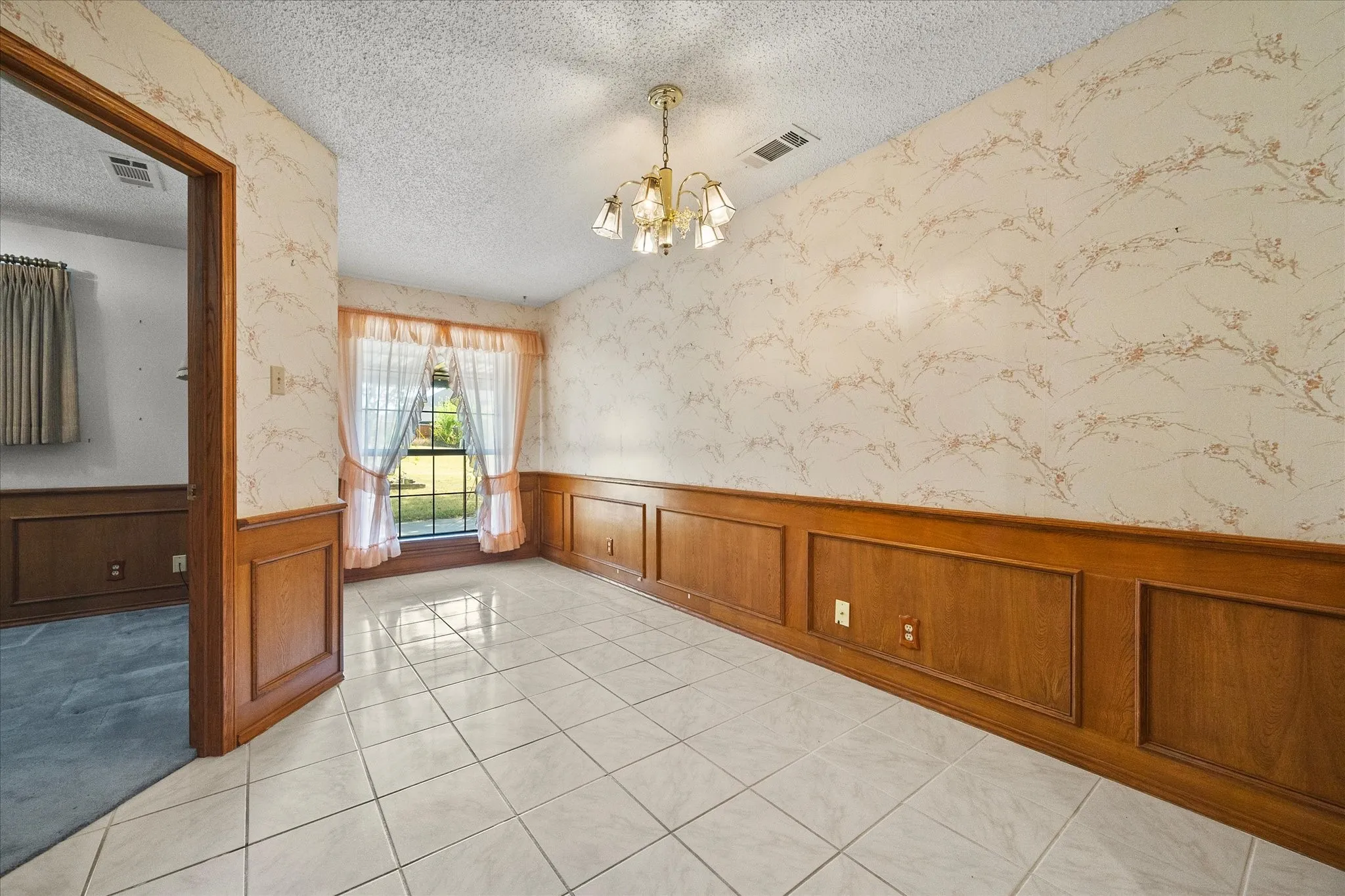 Single Family Residence For Sale in Rockwall County , 12 Park Central Circle, Rockwall, Texas 75087, 3 Bedroom, 3 Bathroom, Garage spaces, 3,088 Sqft, built in 1985, mls#21374861, Real Estate Agent in Rockwall, Homes For Sale in Rockwall county, Homes For Sale in Rockwall, Realtor in Rockwall Texas, Real Estate Brokerage Independent Realty Texas, Luminita Cordes Realtor