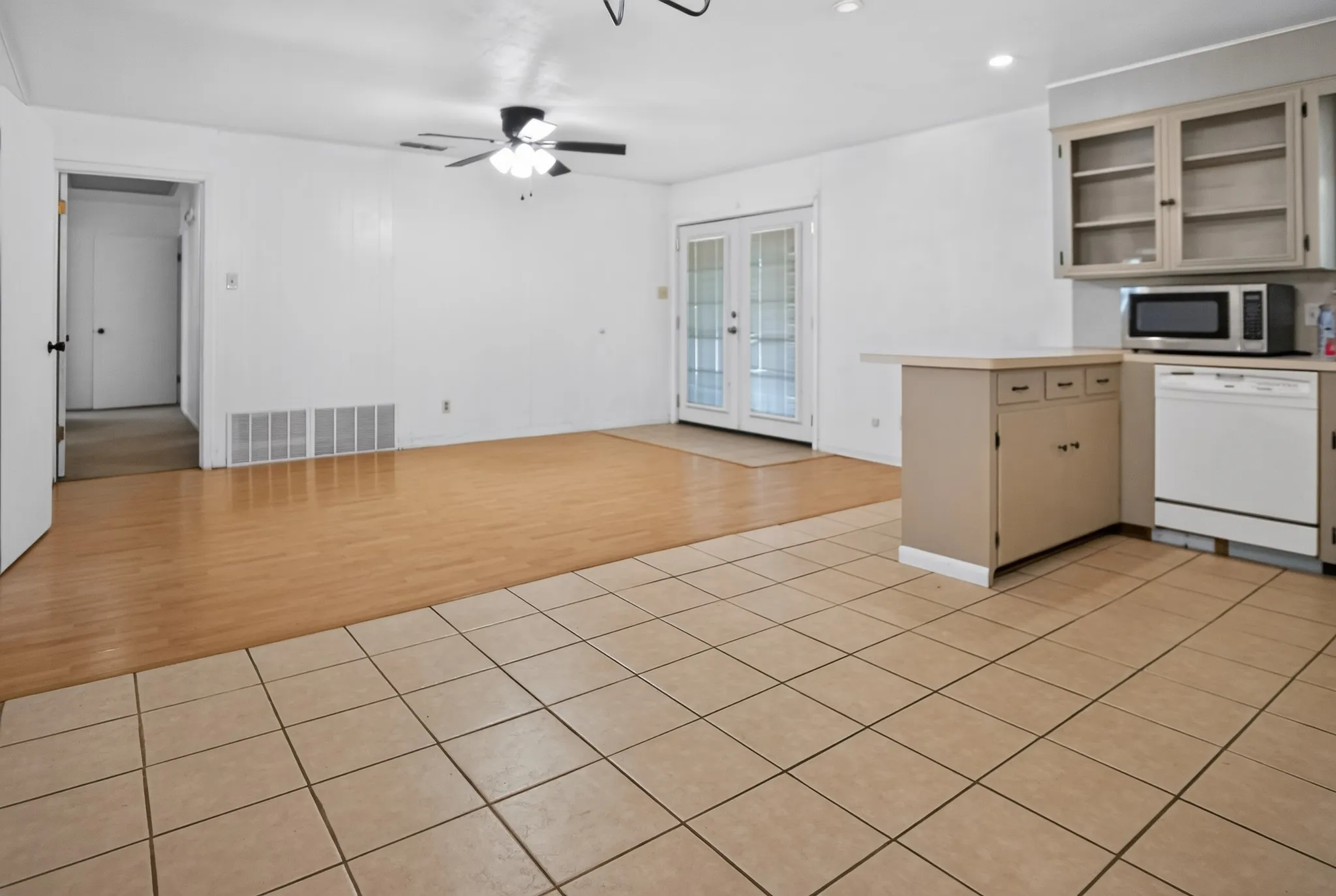 Single Family Residence For Sale in Anderson County , 103 Clover Lane, Palestine, Texas 75803, 3 Bedroom, 2 Bathroom, 1 Garage spaces, 1,534 Sqft, built in 1964, mls#21373886, Real Estate Agent in Palestine, Homes For Sale in Anderson county, Homes For Sale in Palestine, Realtor in Palestine Texas, Real Estate Brokerage Independent Realty Texas, Luminita Cordes Realtor