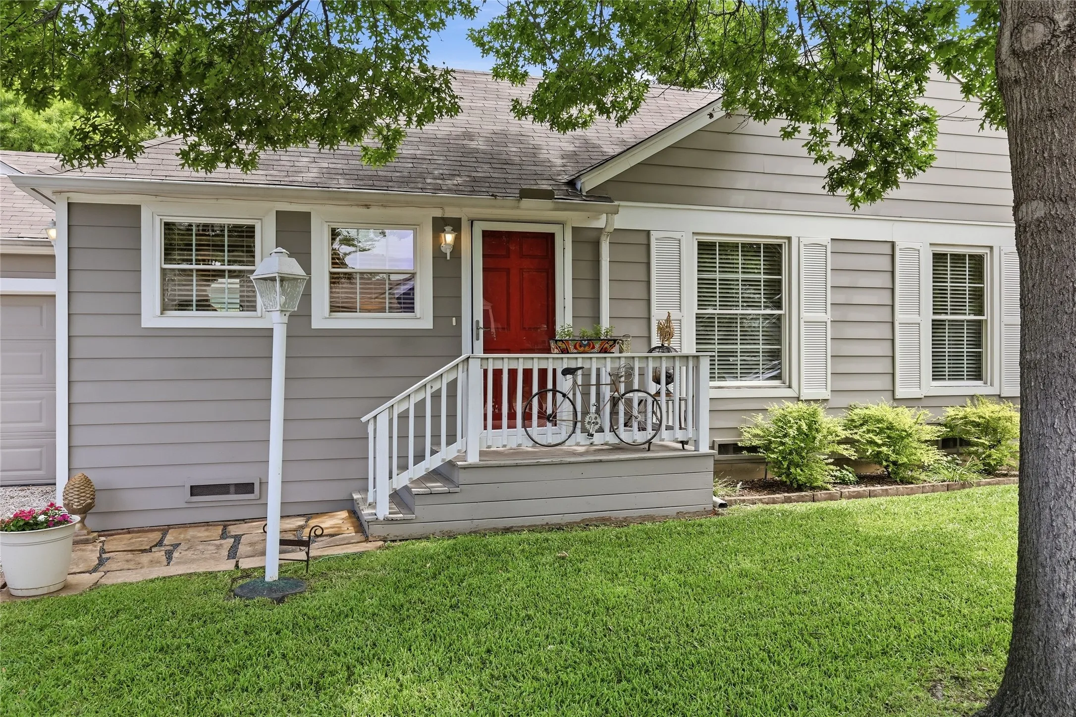 Single Family Residence For Sale in Dallas County , 9003 Santa Clara Drive, Dallas, Texas 75218, 2 Bedroom, 2 Bathroom, 2 Garage spaces, 1,302 Sqft, built in 1940, mls#21374759, Real Estate Agent in Dallas, Homes For Sale in Dallas county, Homes For Sale in Dallas, Realtor in Dallas Texas, Real Estate Brokerage Independent Realty Texas, Luminita Cordes Realtor