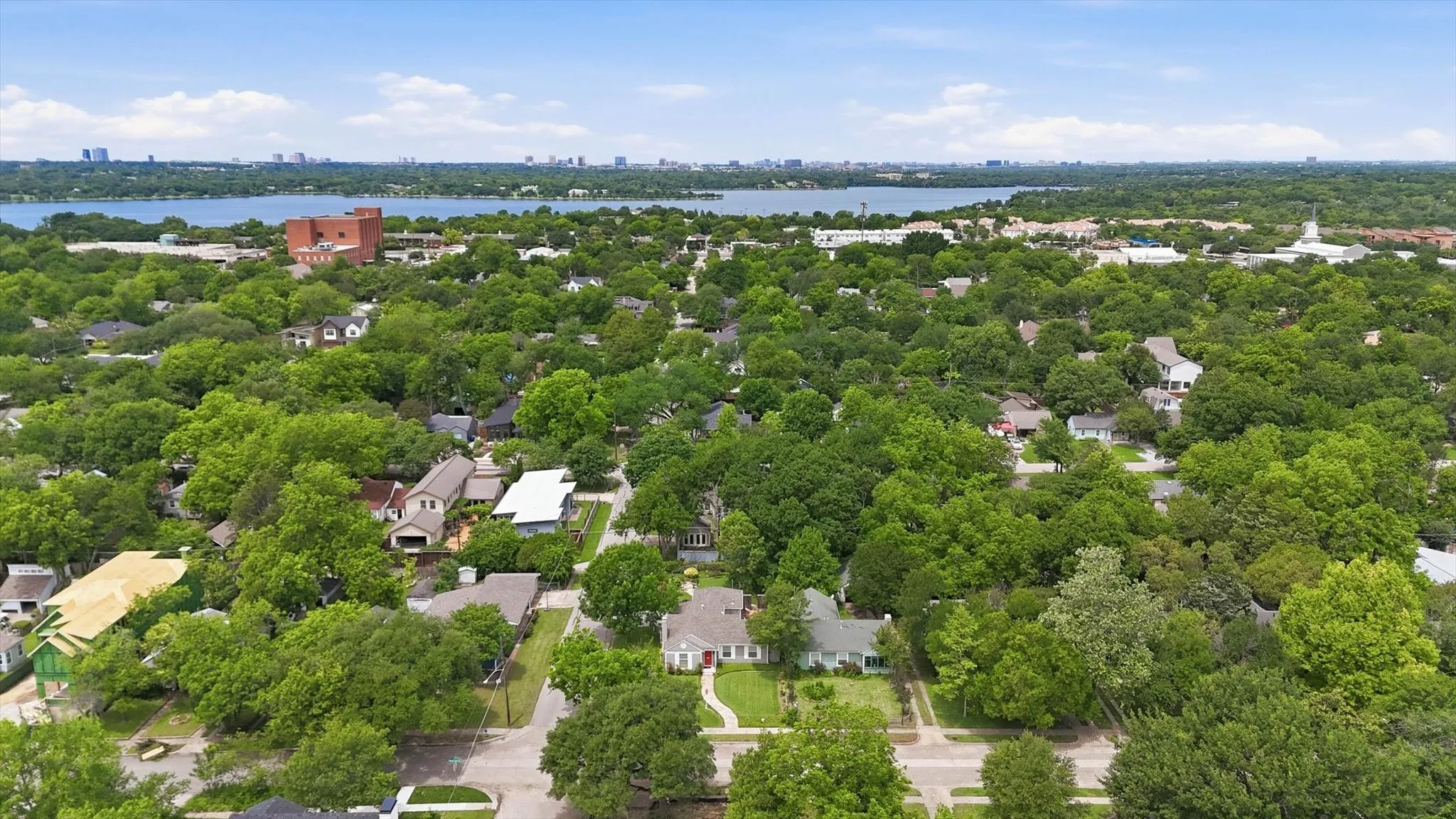 Single Family Residence For Sale in Dallas County , 9003 Santa Clara Drive, Dallas, Texas 75218, 2 Bedroom, 2 Bathroom, 2 Garage spaces, 1,302 Sqft, built in 1940, mls#21374759, Real Estate Agent in Dallas, Homes For Sale in Dallas county, Homes For Sale in Dallas, Realtor in Dallas Texas, Real Estate Brokerage Independent Realty Texas, Luminita Cordes Realtor