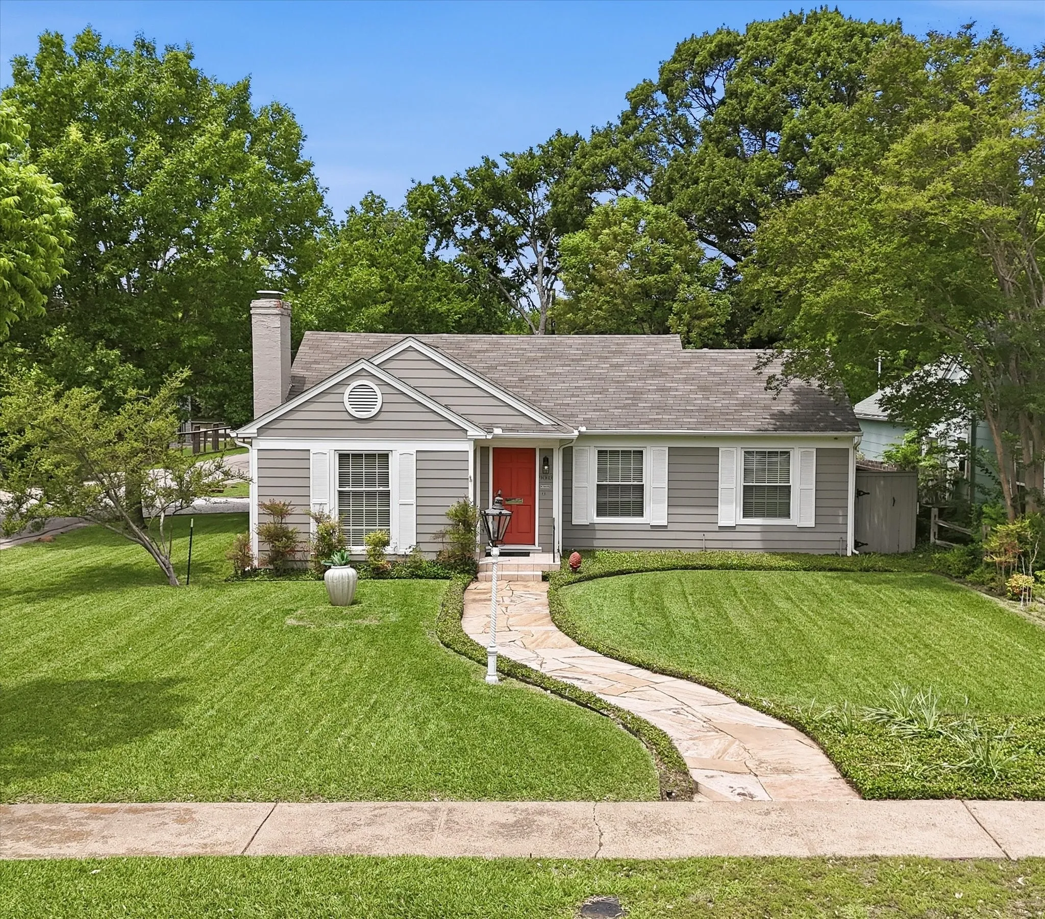 Single Family Residence For Sale in Dallas County , 9003 Santa Clara Drive, Dallas, Texas 75218, 2 Bedroom, 2 Bathroom, 2 Garage spaces, 1,302 Sqft, built in 1940, mls#21374759, Real Estate Agent in Dallas, Homes For Sale in Dallas county, Homes For Sale in Dallas, Realtor in Dallas Texas, Real Estate Brokerage Independent Realty Texas, Luminita Cordes Realtor