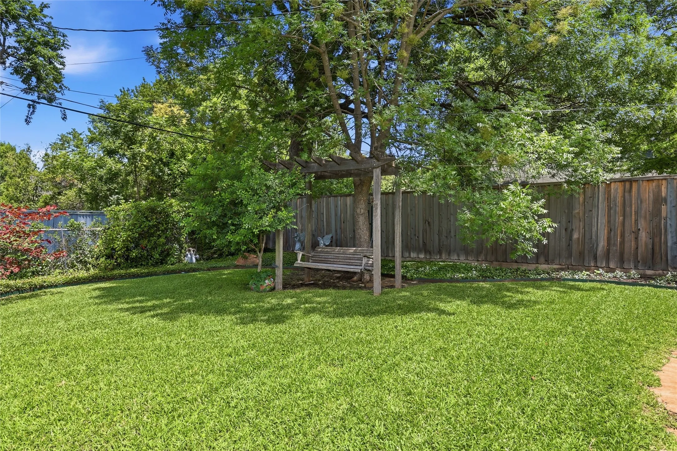 Single Family Residence For Sale in Dallas County , 9003 Santa Clara Drive, Dallas, Texas 75218, 2 Bedroom, 2 Bathroom, 2 Garage spaces, 1,302 Sqft, built in 1940, mls#21374759, Real Estate Agent in Dallas, Homes For Sale in Dallas county, Homes For Sale in Dallas, Realtor in Dallas Texas, Real Estate Brokerage Independent Realty Texas, Luminita Cordes Realtor