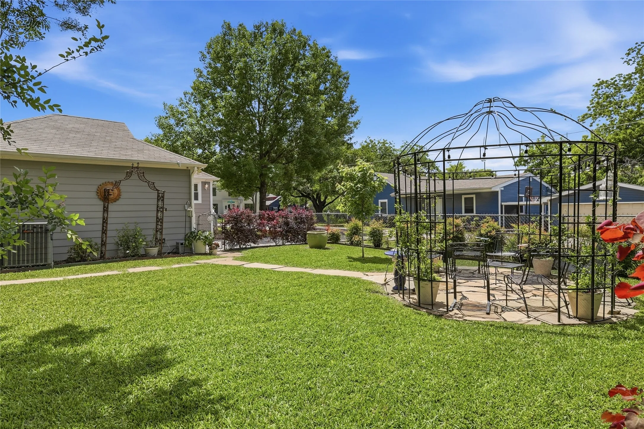 Single Family Residence For Sale in Dallas County , 9003 Santa Clara Drive, Dallas, Texas 75218, 2 Bedroom, 2 Bathroom, 2 Garage spaces, 1,302 Sqft, built in 1940, mls#21374759, Real Estate Agent in Dallas, Homes For Sale in Dallas county, Homes For Sale in Dallas, Realtor in Dallas Texas, Real Estate Brokerage Independent Realty Texas, Luminita Cordes Realtor