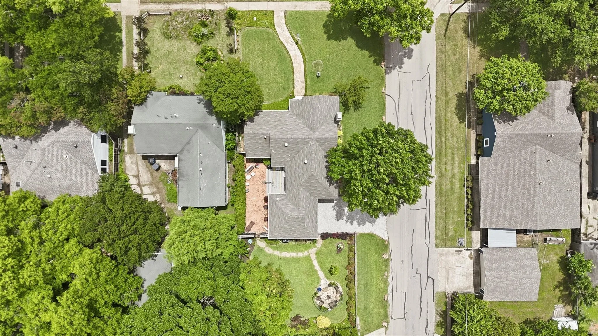 Single Family Residence For Sale in Dallas County , 9003 Santa Clara Drive, Dallas, Texas 75218, 2 Bedroom, 2 Bathroom, 2 Garage spaces, 1,302 Sqft, built in 1940, mls#21374759, Real Estate Agent in Dallas, Homes For Sale in Dallas county, Homes For Sale in Dallas, Realtor in Dallas Texas, Real Estate Brokerage Independent Realty Texas, Luminita Cordes Realtor