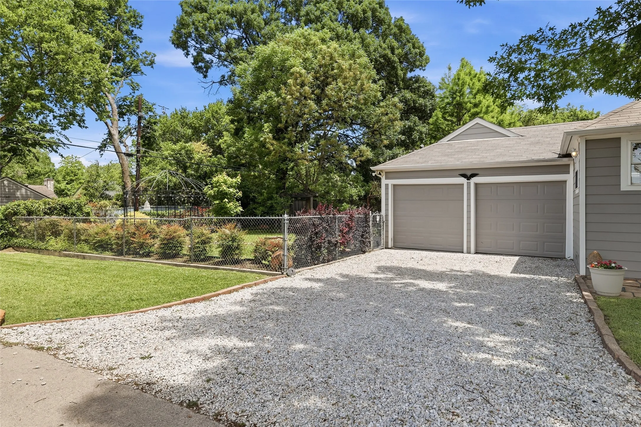 Single Family Residence For Sale in Dallas County , 9003 Santa Clara Drive, Dallas, Texas 75218, 2 Bedroom, 2 Bathroom, 2 Garage spaces, 1,302 Sqft, built in 1940, mls#21374759, Real Estate Agent in Dallas, Homes For Sale in Dallas county, Homes For Sale in Dallas, Realtor in Dallas Texas, Real Estate Brokerage Independent Realty Texas, Luminita Cordes Realtor