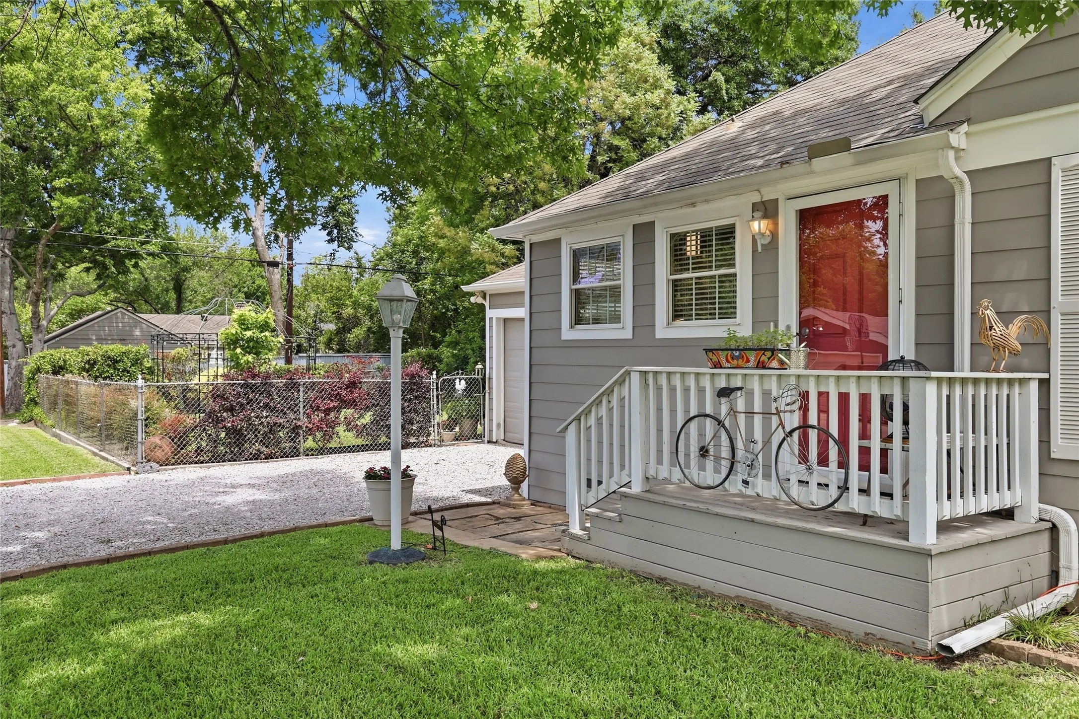 Single Family Residence For Sale in Dallas County , 9003 Santa Clara Drive, Dallas, Texas 75218, 2 Bedroom, 2 Bathroom, 2 Garage spaces, 1,302 Sqft, built in 1940, mls#21374759, Real Estate Agent in Dallas, Homes For Sale in Dallas county, Homes For Sale in Dallas, Realtor in Dallas Texas, Real Estate Brokerage Independent Realty Texas, Luminita Cordes Realtor
