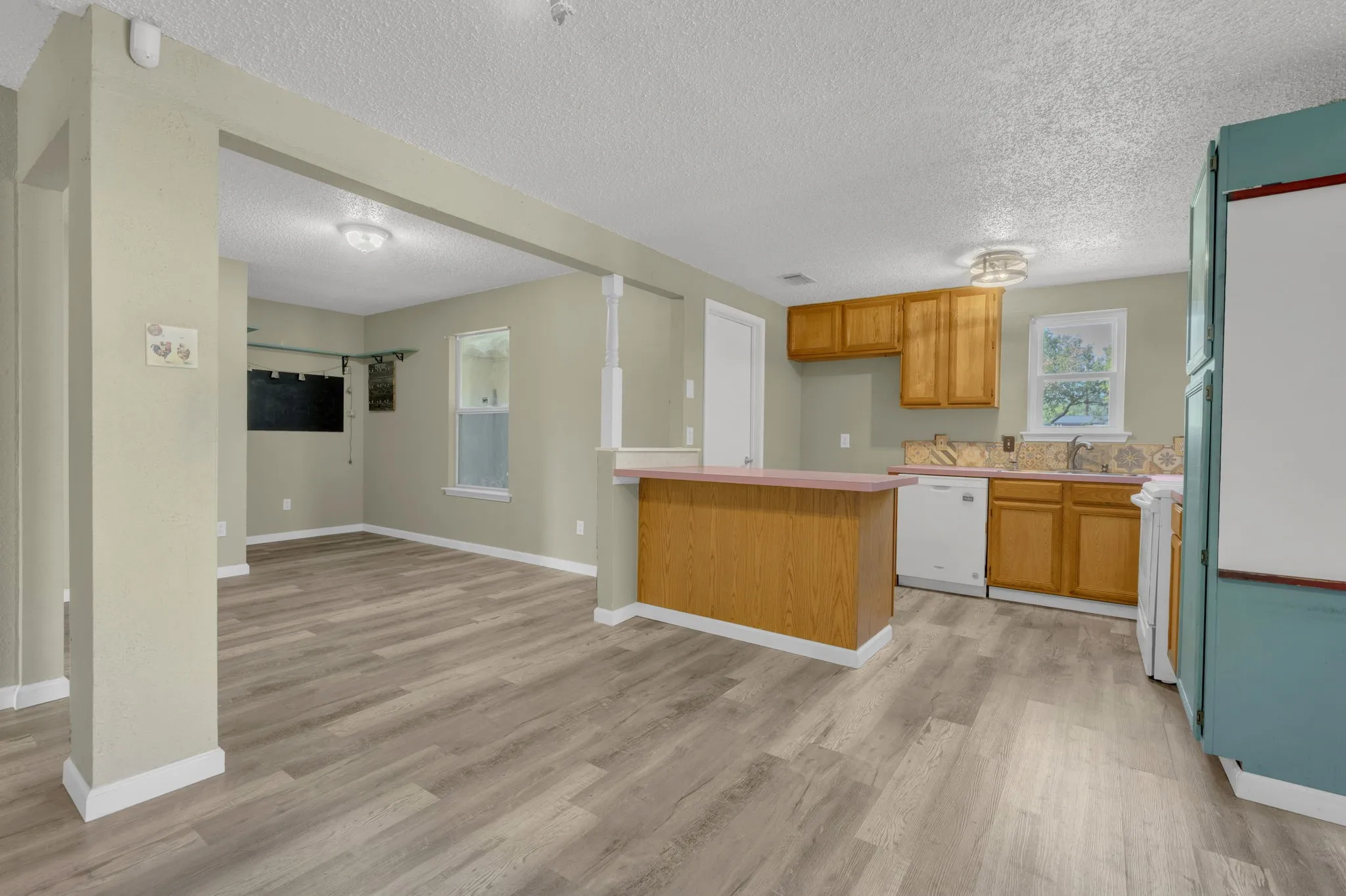 Single Family Residence For Sale in Johnson County , 7029 County Road 526, Mansfield, Texas 76063, 4 Bedroom, 3 Bathroom, 2 Garage spaces, 1,818 Sqft, built in 1997, mls#21369594, Real Estate Agent in Mansfield, Homes For Sale in Johnson county, Homes For Sale in Mansfield, Realtor in Mansfield Texas, Real Estate Brokerage Independent Realty Texas, Luminita Cordes Realtor